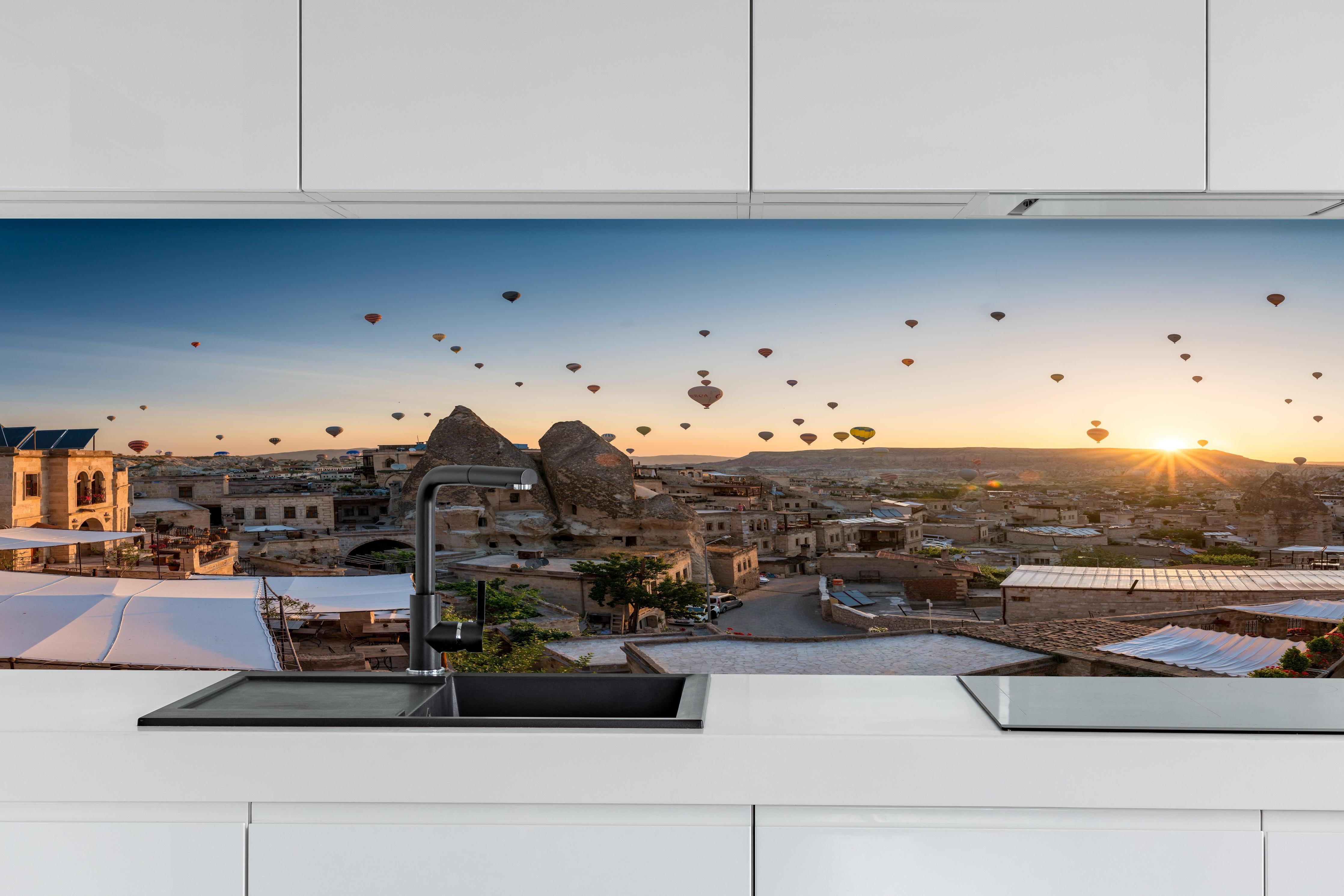 Küche - Schöner Sonnenaufgang - Kappadokien, Türkei hinter weißen Hochglanz-Küchenregalen und schwarzem Wasserhahn