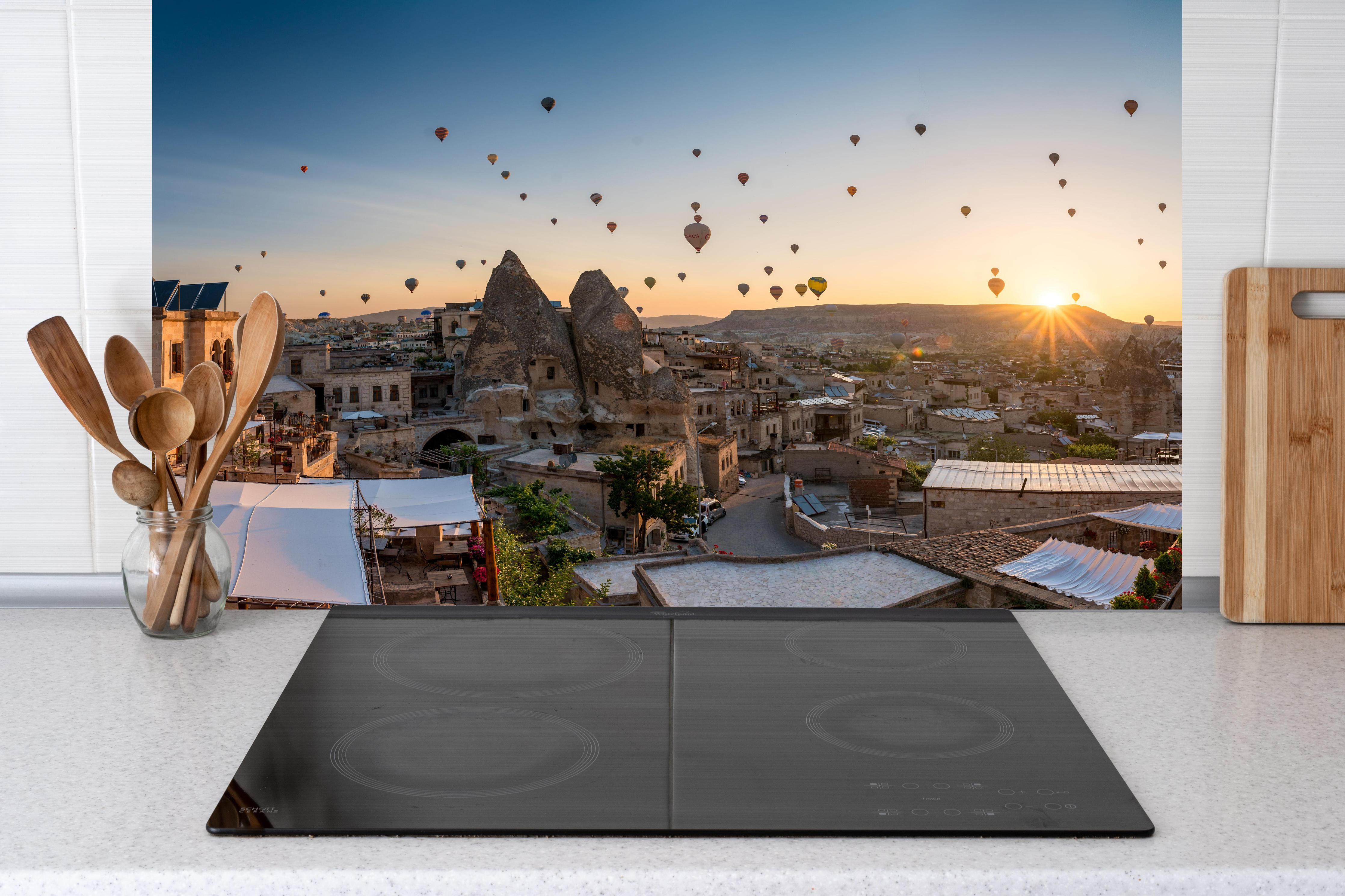 Küche - Schöner Sonnenaufgang - Kappadokien, Türkei hinter weißen Hochglanz-Küchenregalen und schwarzem Wasserhahn