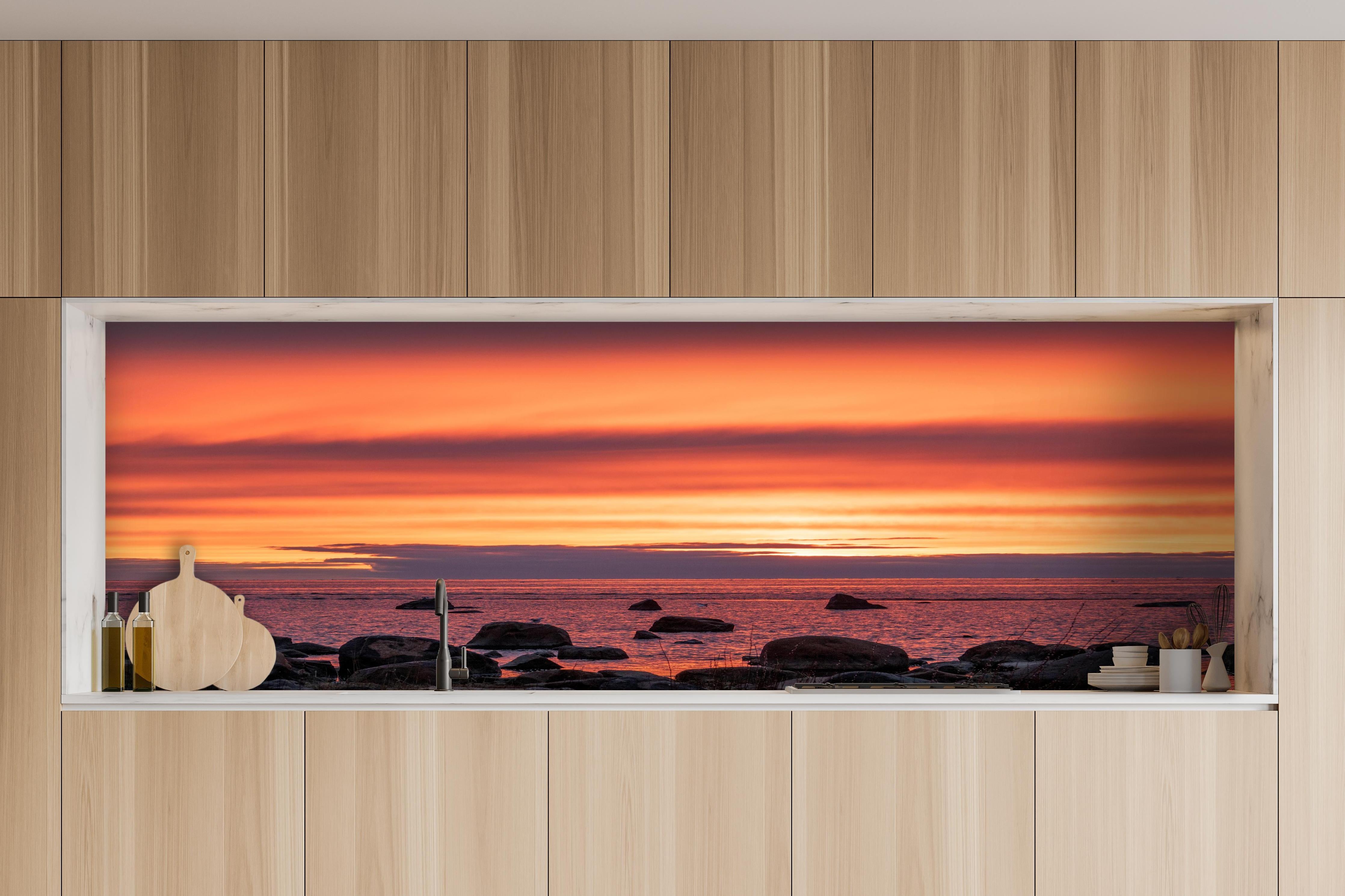 Küche - Schöner Sonnenuntergang am Meer hinter weißen Hochglanz-Küchenregalen und schwarzem Wasserhahn