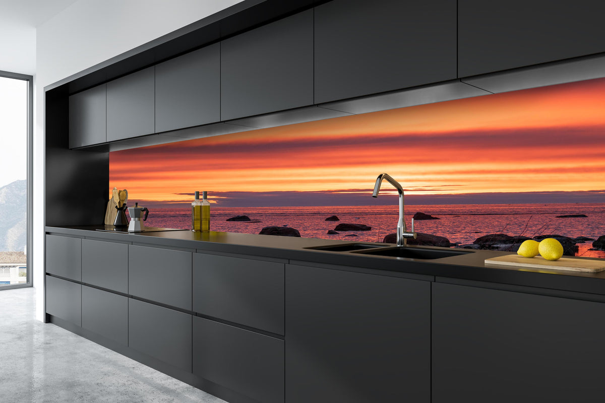 Küche - Schöner Sonnenuntergang am Meer hinter weißen Hochglanz-Küchenregalen und schwarzem Wasserhahn