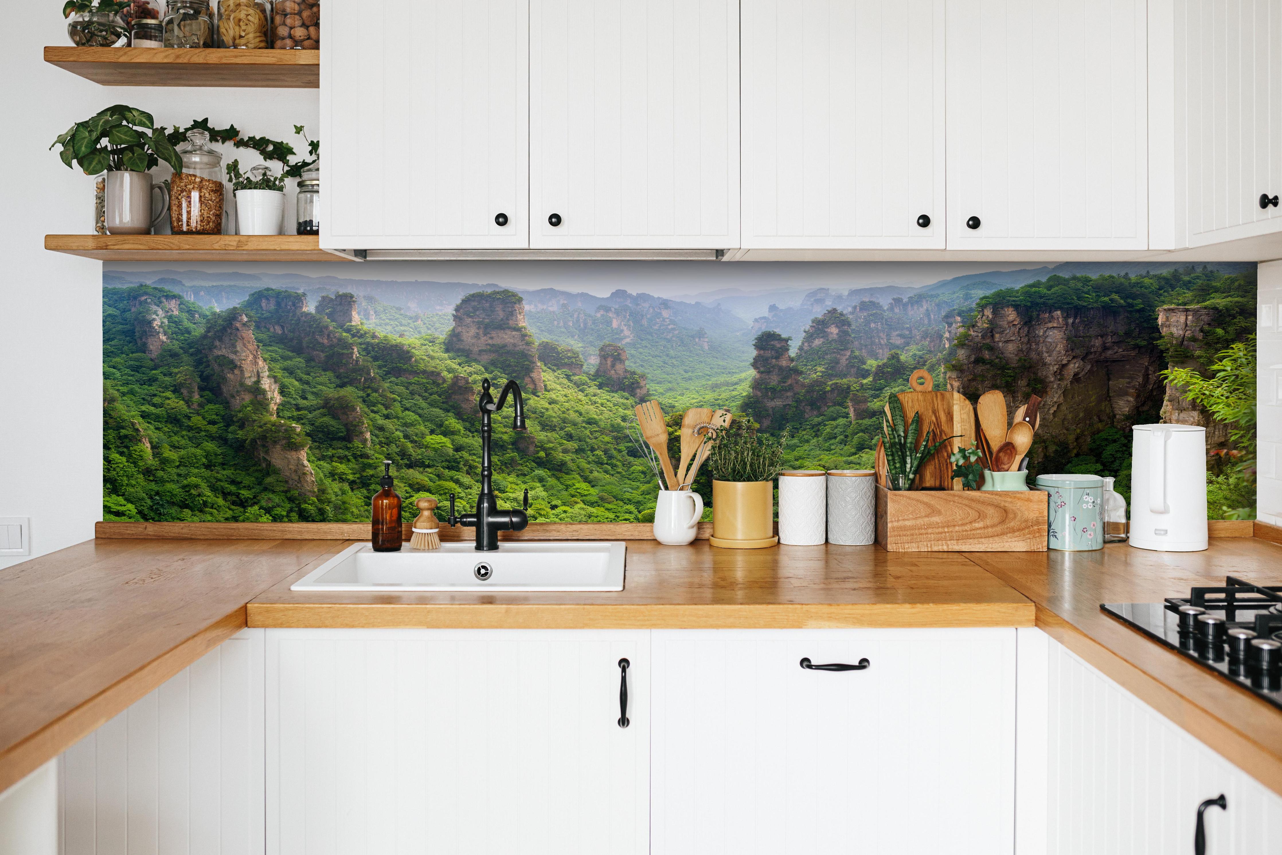 Küche - Schönes Panorama der Karstberge  hinter weißen Hochglanz-Küchenregalen und schwarzem Wasserhahn