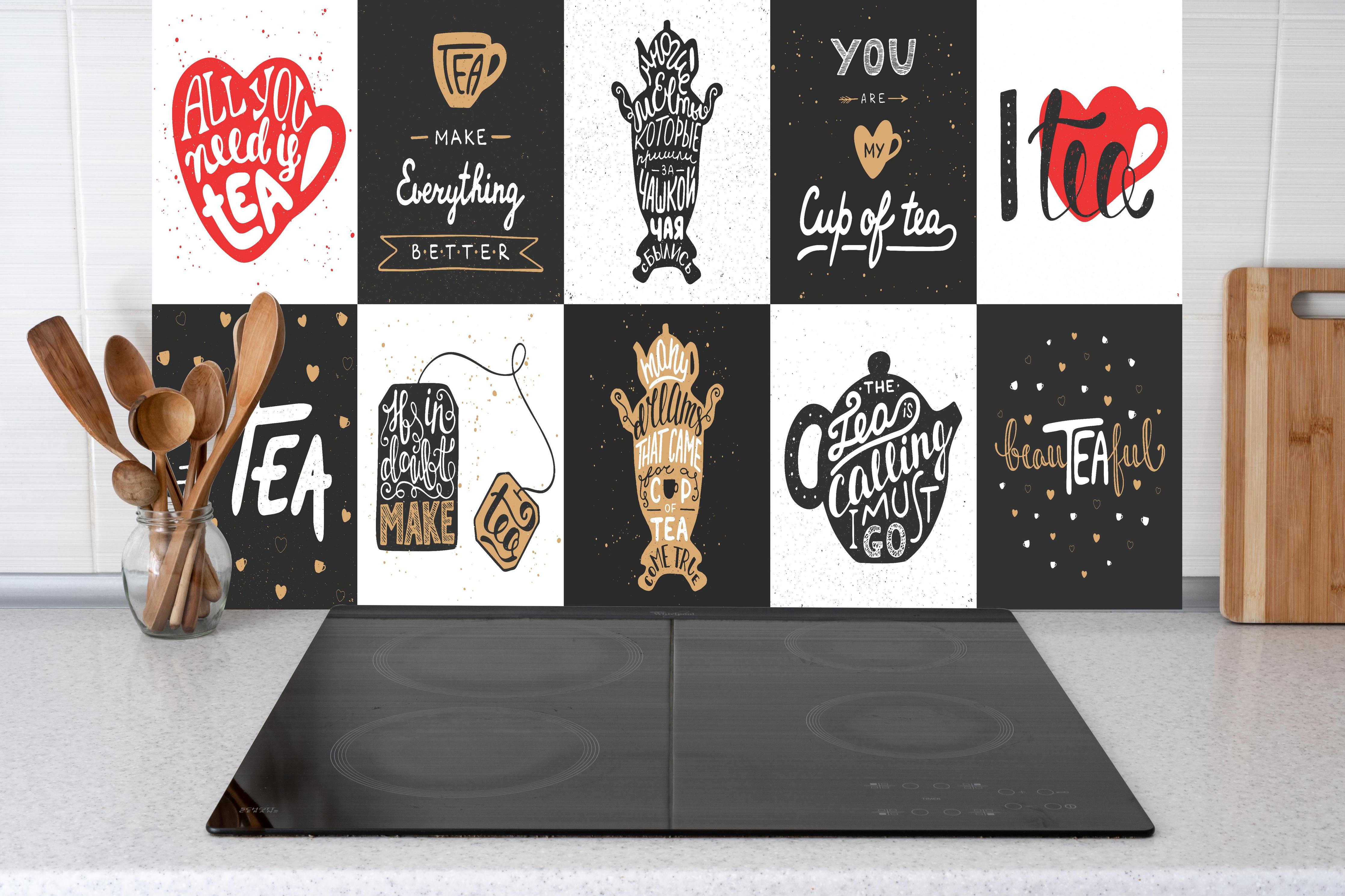 Küche - Schriftzug Sammlung für Tee Enthusiasten hinter weißen Hochglanz-Küchenregalen und schwarzem Wasserhahn