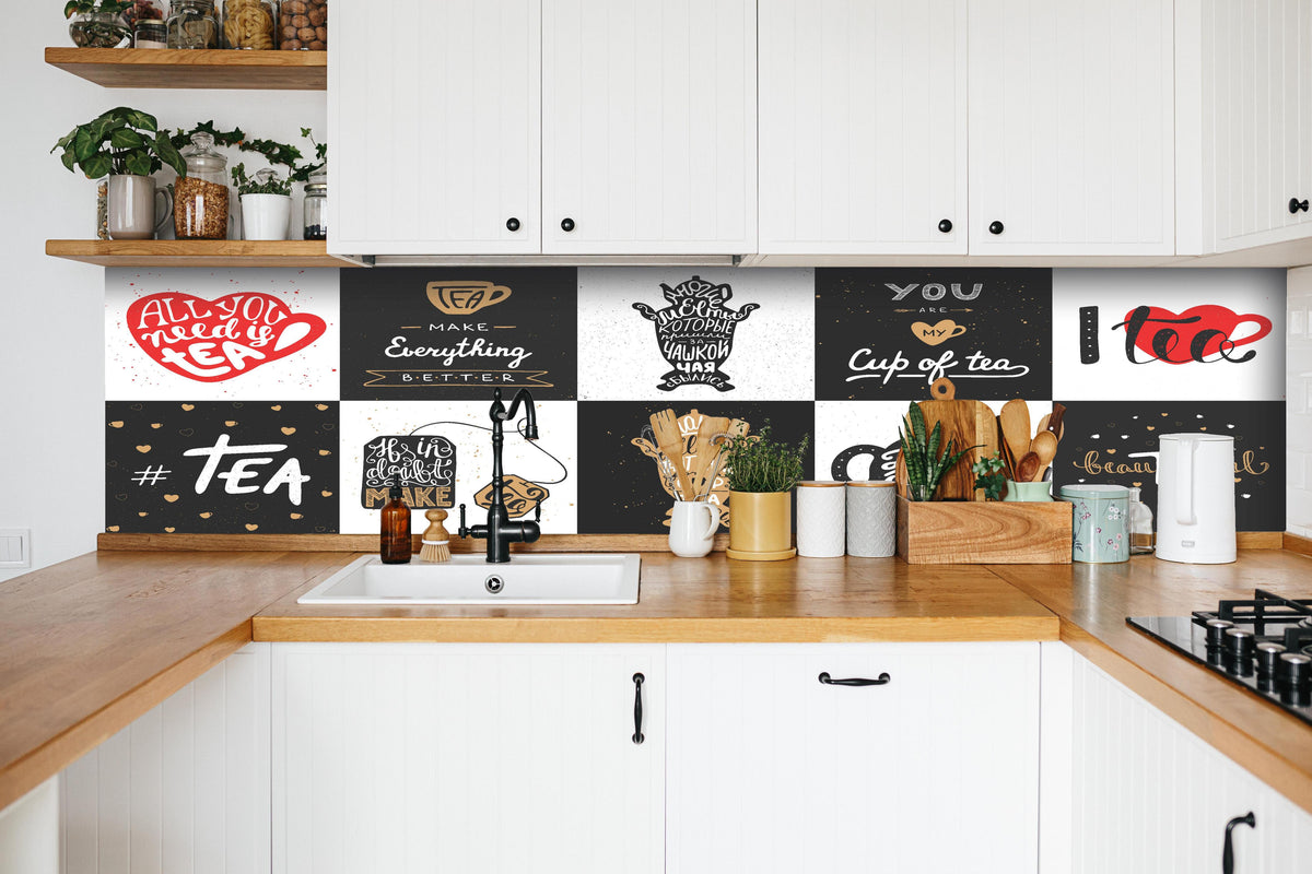 Küche - Schriftzug Sammlung für Tee Enthusiasten hinter weißen Hochglanz-Küchenregalen und schwarzem Wasserhahn