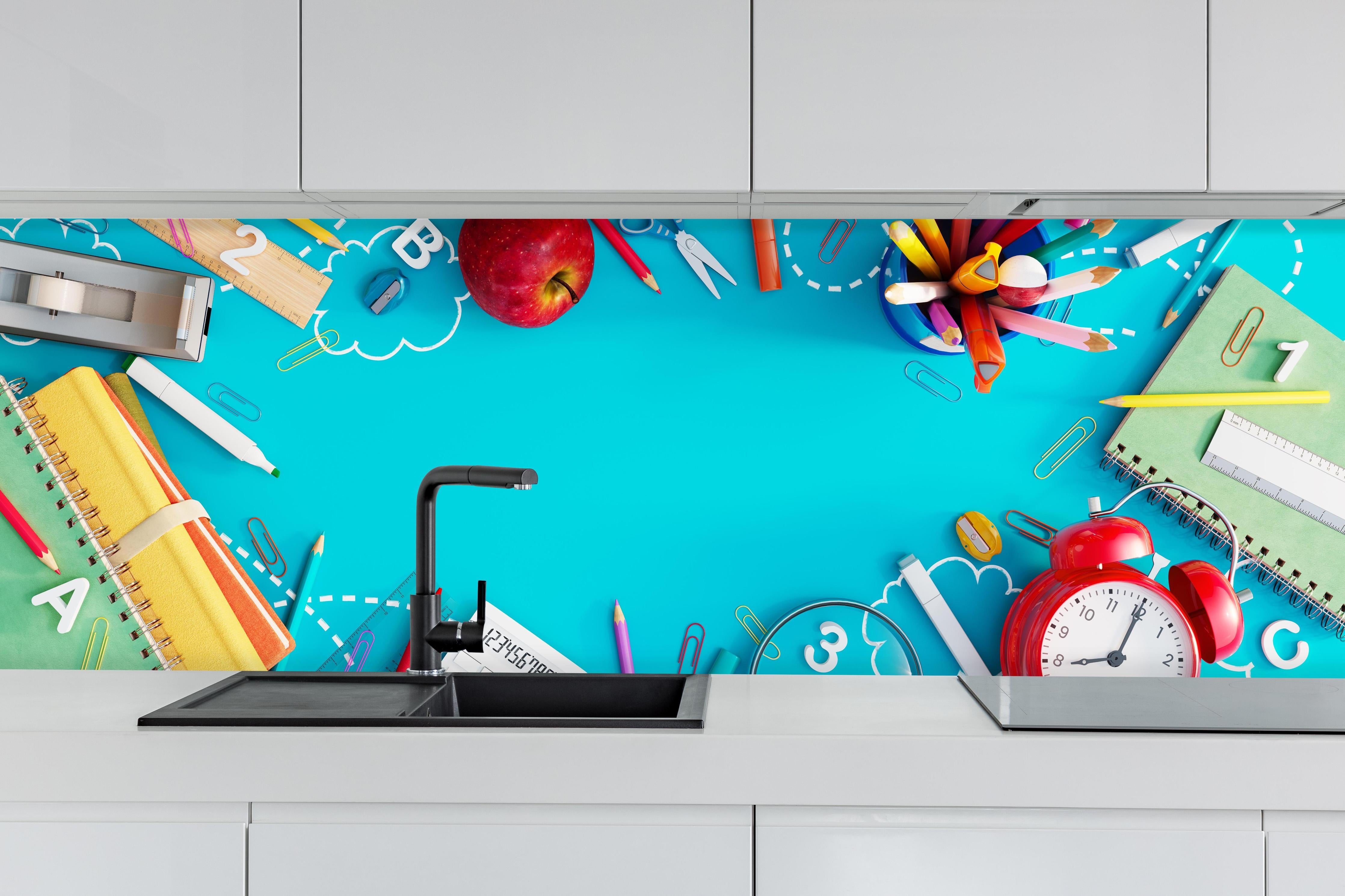 Küche - Schulbedarf Türkis Hintergrund Design hinter weißen Hochglanz-Küchenregalen und schwarzem Wasserhahn