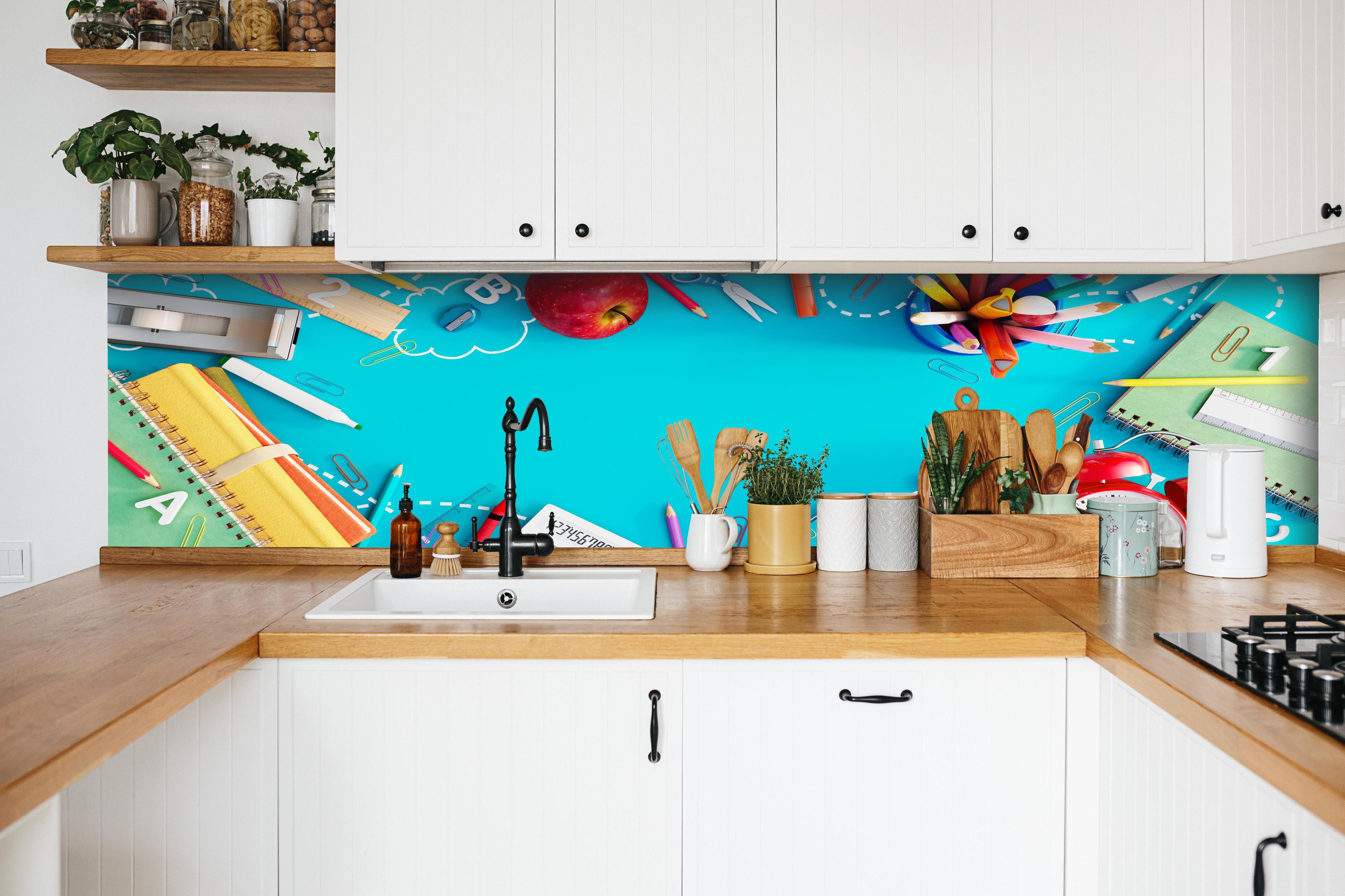 Küche - Schulbedarf Türkis Hintergrund Design hinter weißen Hochglanz-Küchenregalen und schwarzem Wasserhahn