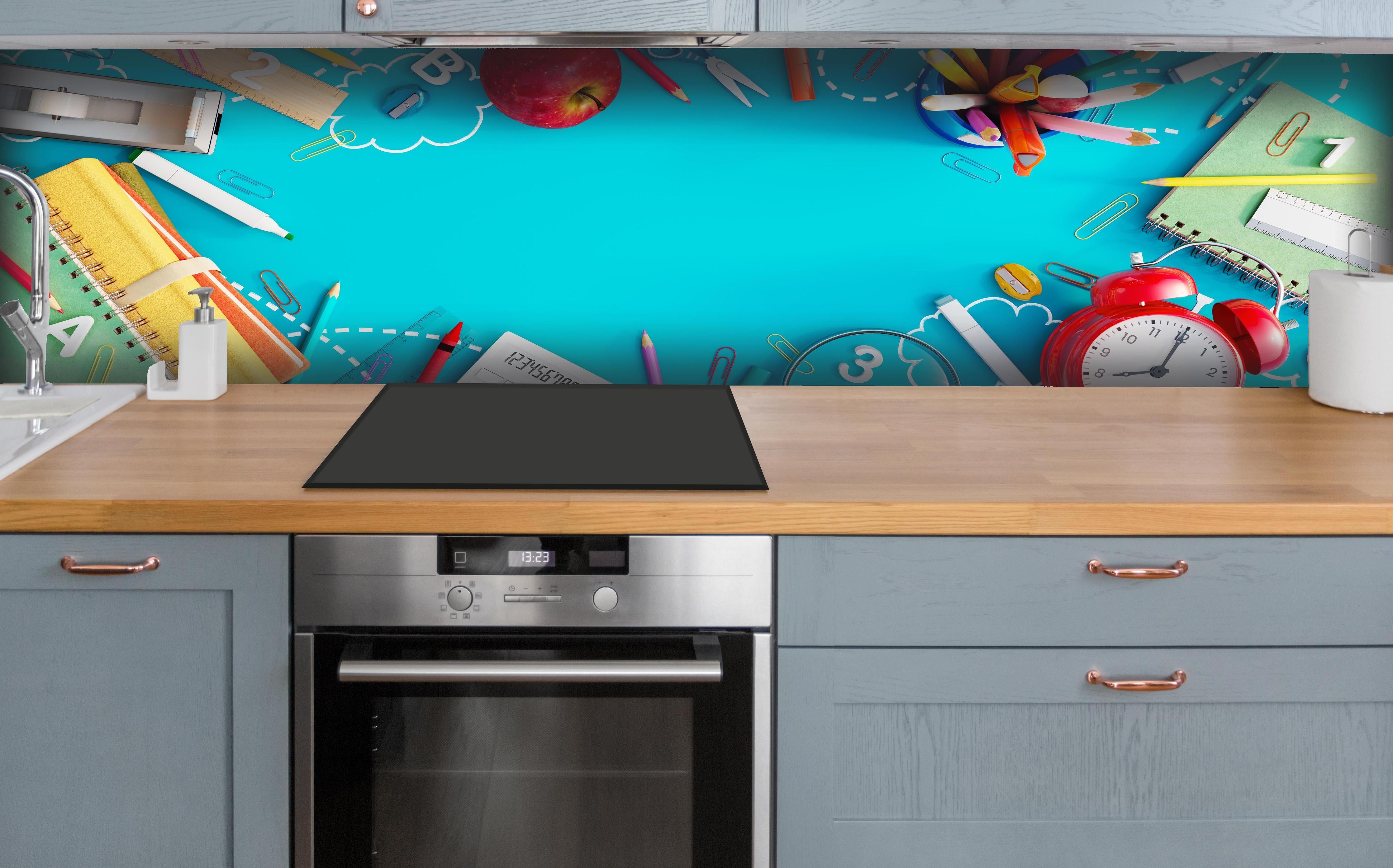 Küche - Schulbedarf Türkis Hintergrund Design hinter weißen Hochglanz-Küchenregalen und schwarzem Wasserhahn