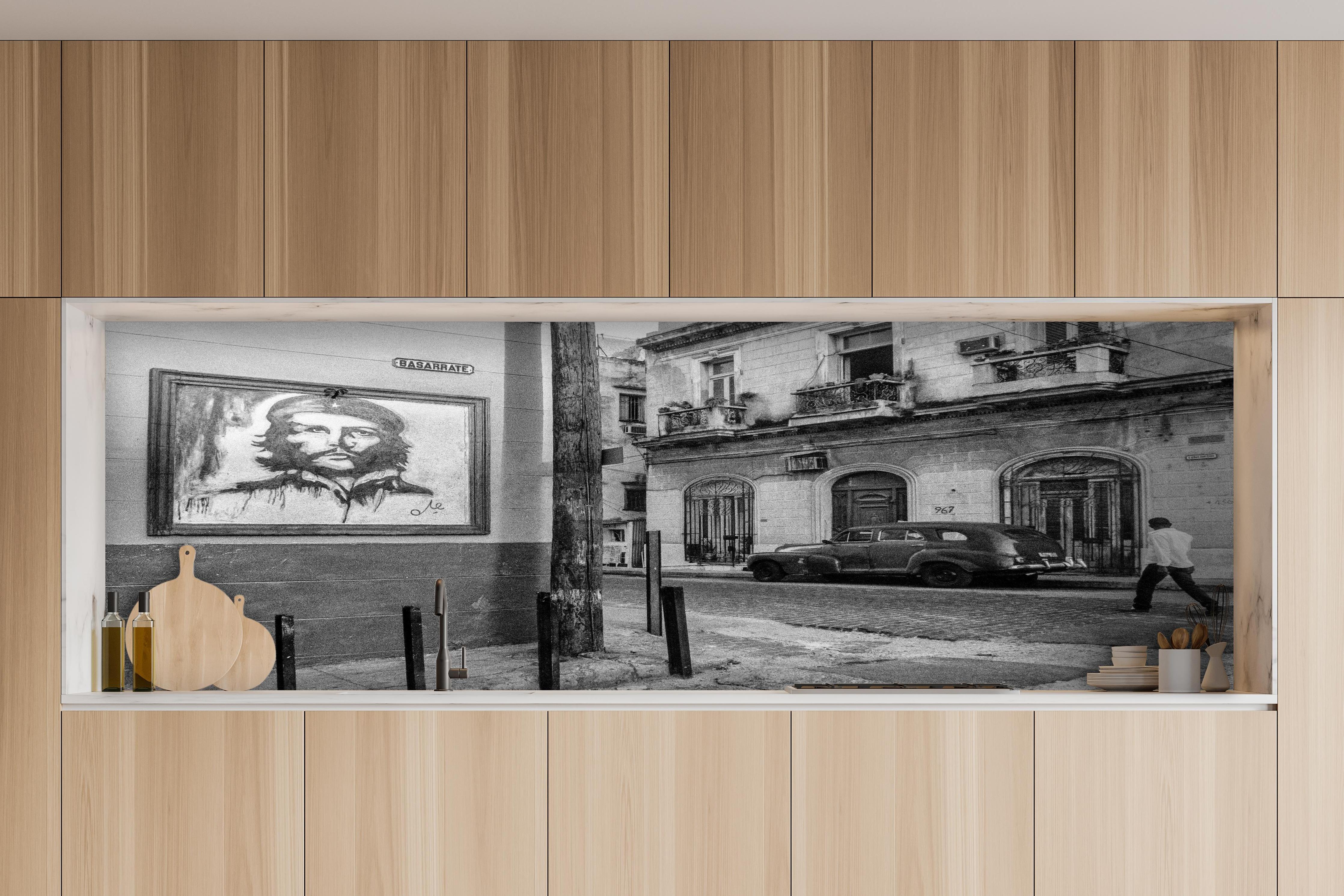 Küche - Schwarz - weißes Stadtbild hinter weißen Hochglanz-Küchenregalen und schwarzem Wasserhahn