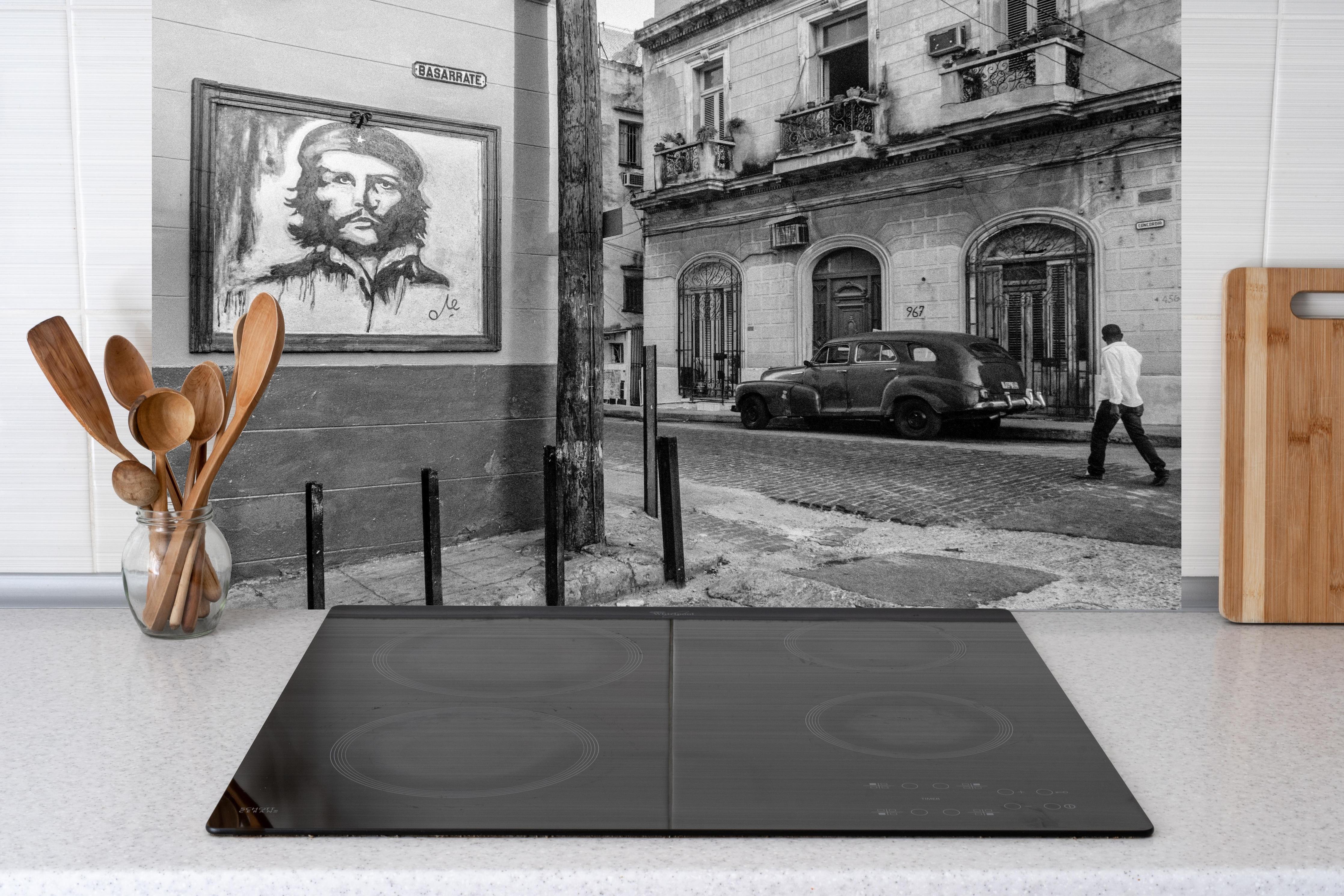 Küche - Schwarz - weißes Stadtbild hinter weißen Hochglanz-Küchenregalen und schwarzem Wasserhahn