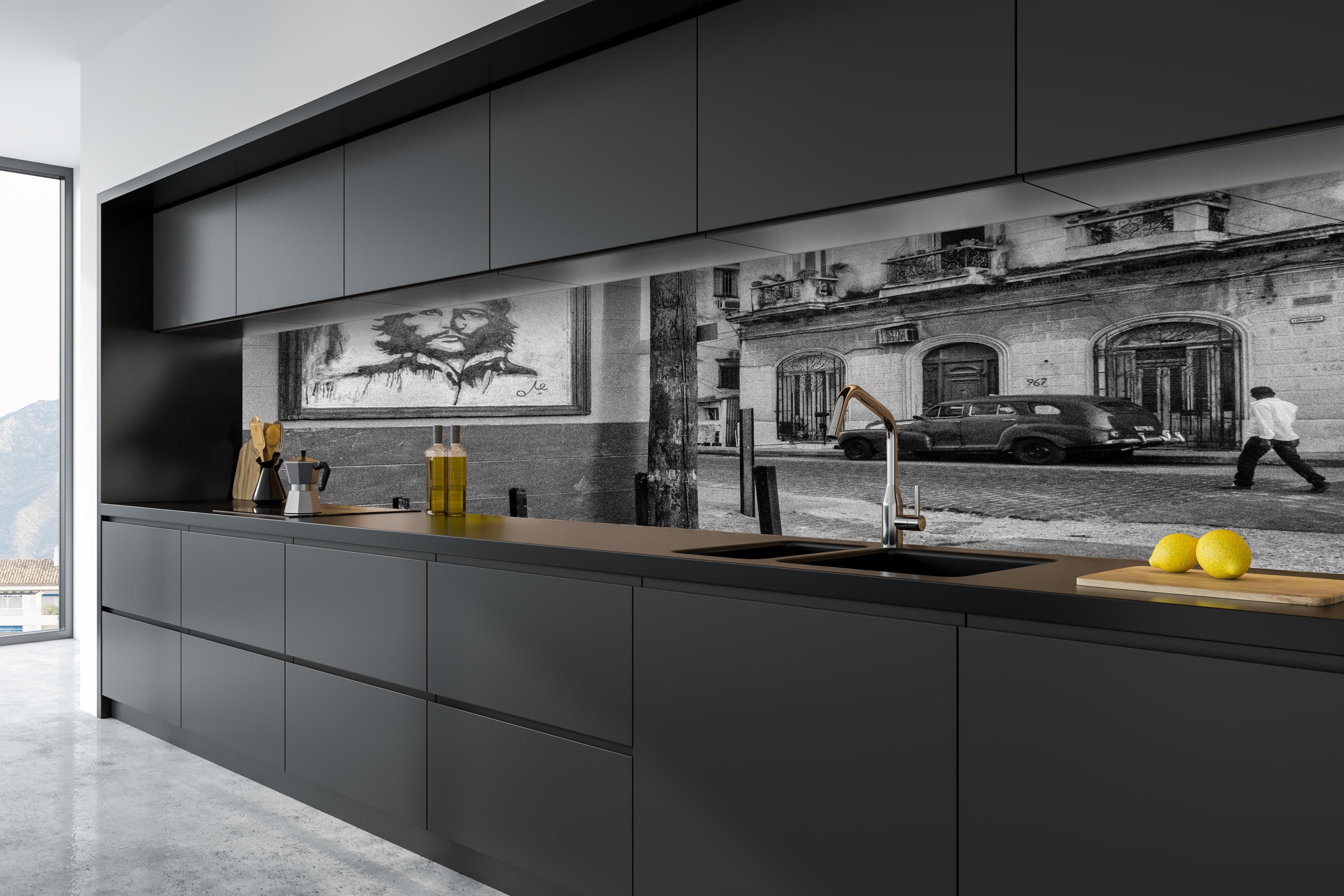 Küche - Schwarz - weißes Stadtbild hinter weißen Hochglanz-Küchenregalen und schwarzem Wasserhahn