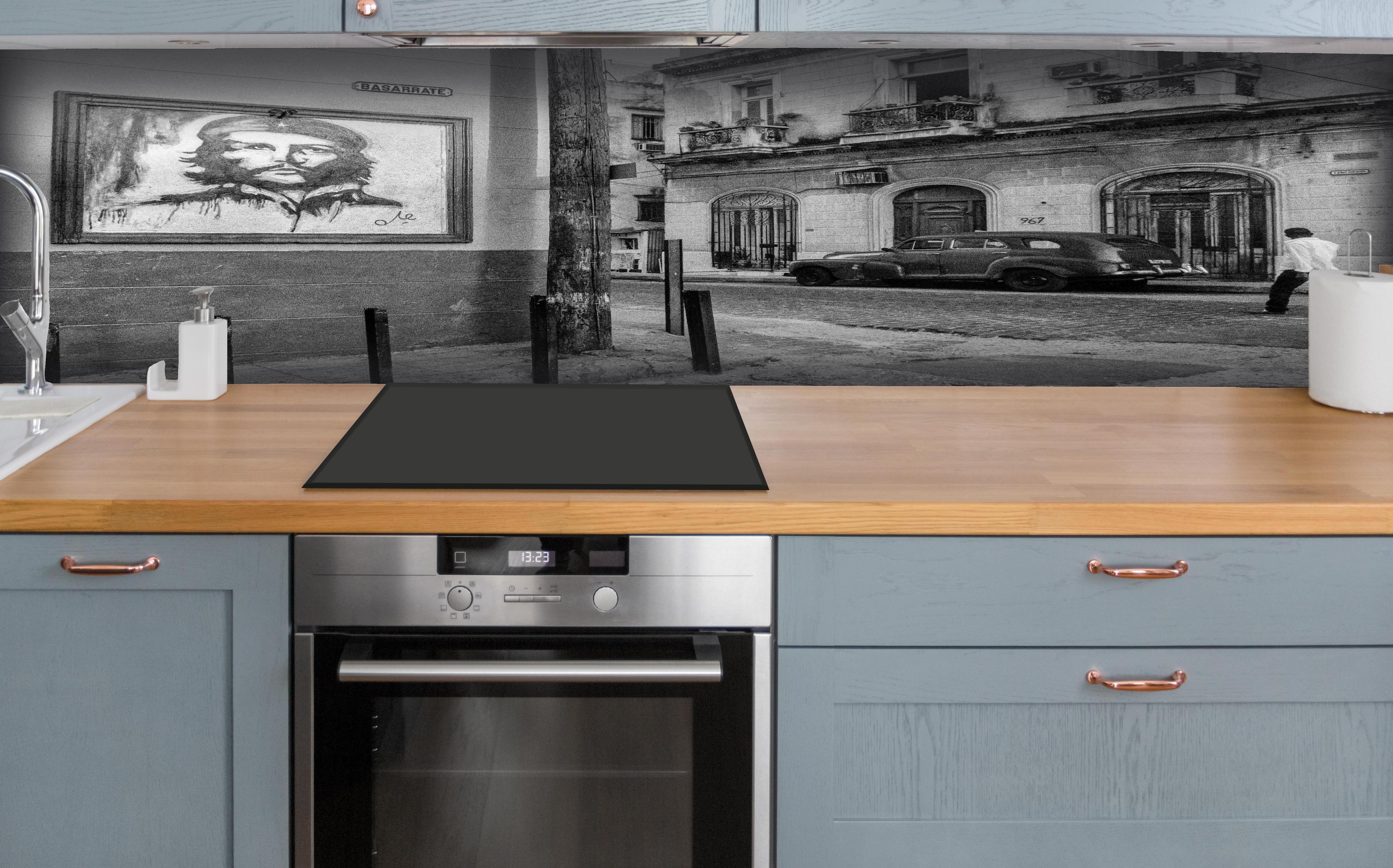 Küche - Schwarz - weißes Stadtbild hinter weißen Hochglanz-Küchenregalen und schwarzem Wasserhahn