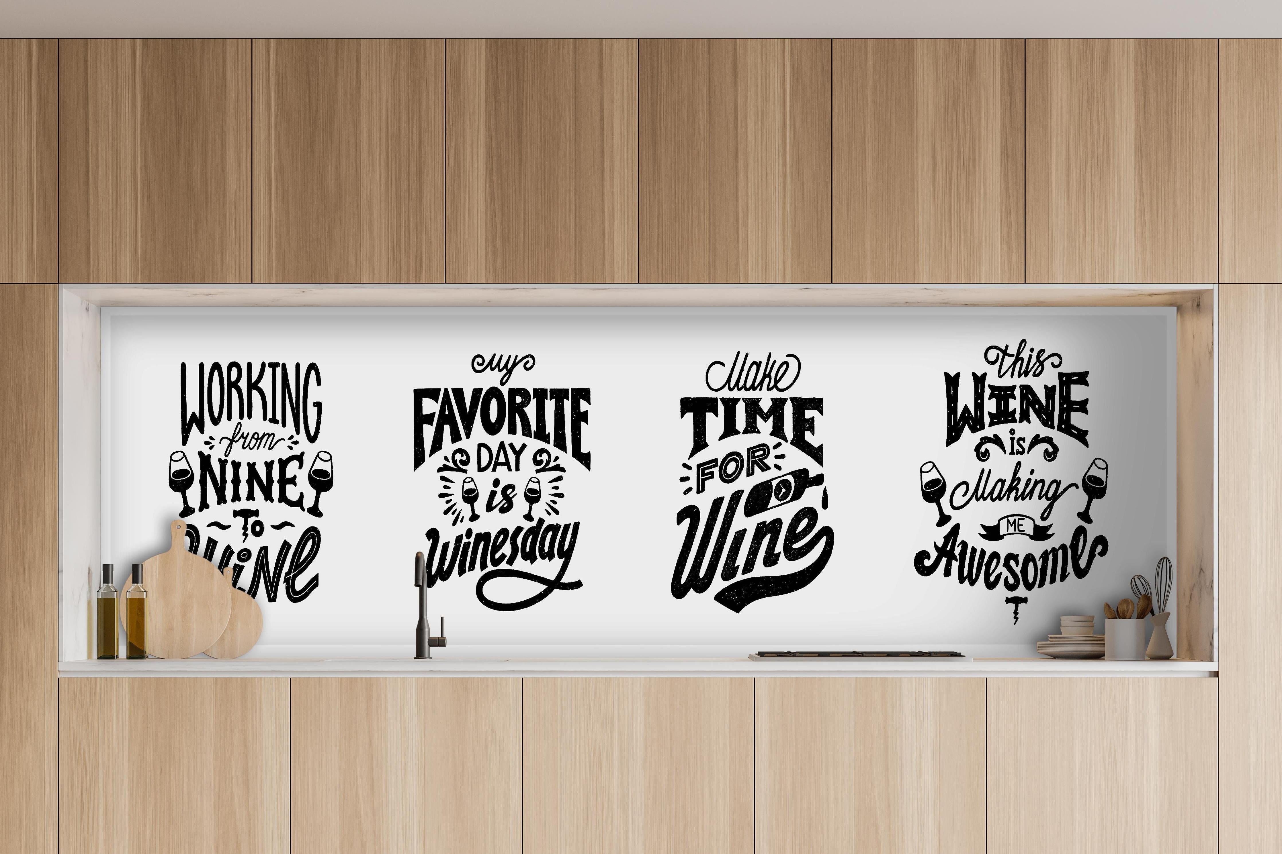 Küche - Schwarz-Weiß Wein Zitate Wandkunst Set hinter weißen Hochglanz-Küchenregalen und schwarzem Wasserhahn