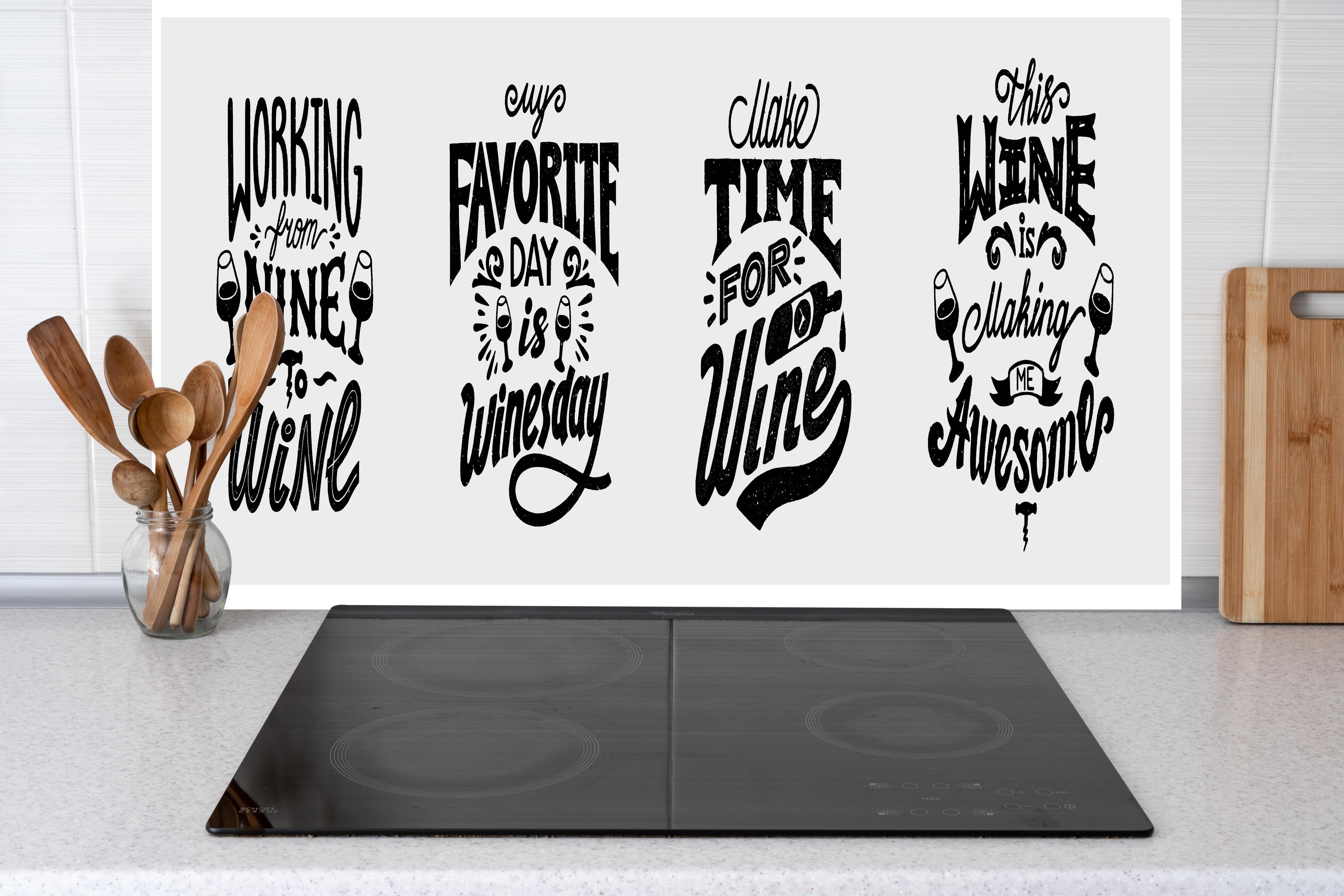 Küche - Schwarz-Weiß Wein Zitate Wandkunst Set hinter weißen Hochglanz-Küchenregalen und schwarzem Wasserhahn