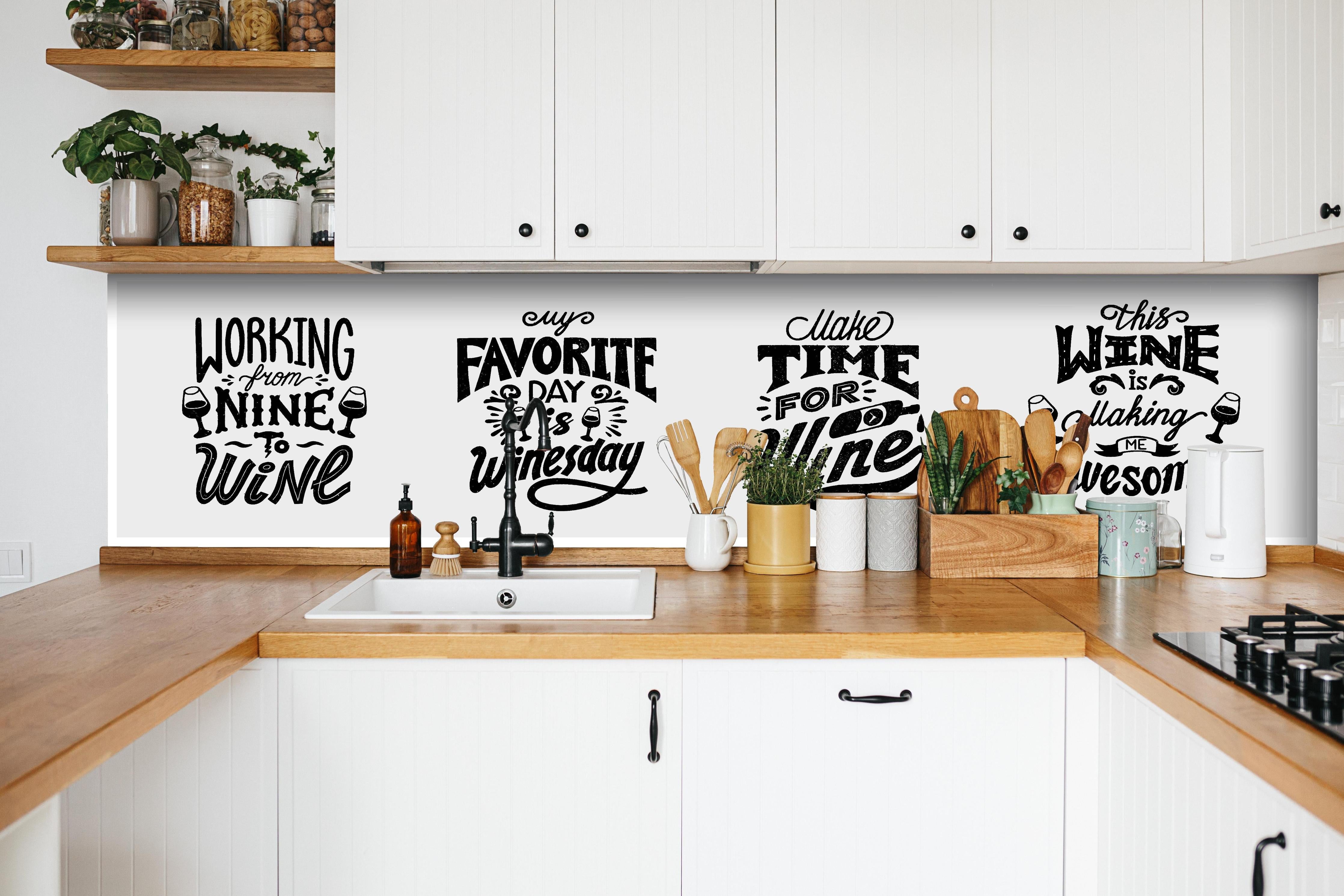 Küche - Schwarz-Weiß Wein Zitate Wandkunst Set hinter weißen Hochglanz-Küchenregalen und schwarzem Wasserhahn