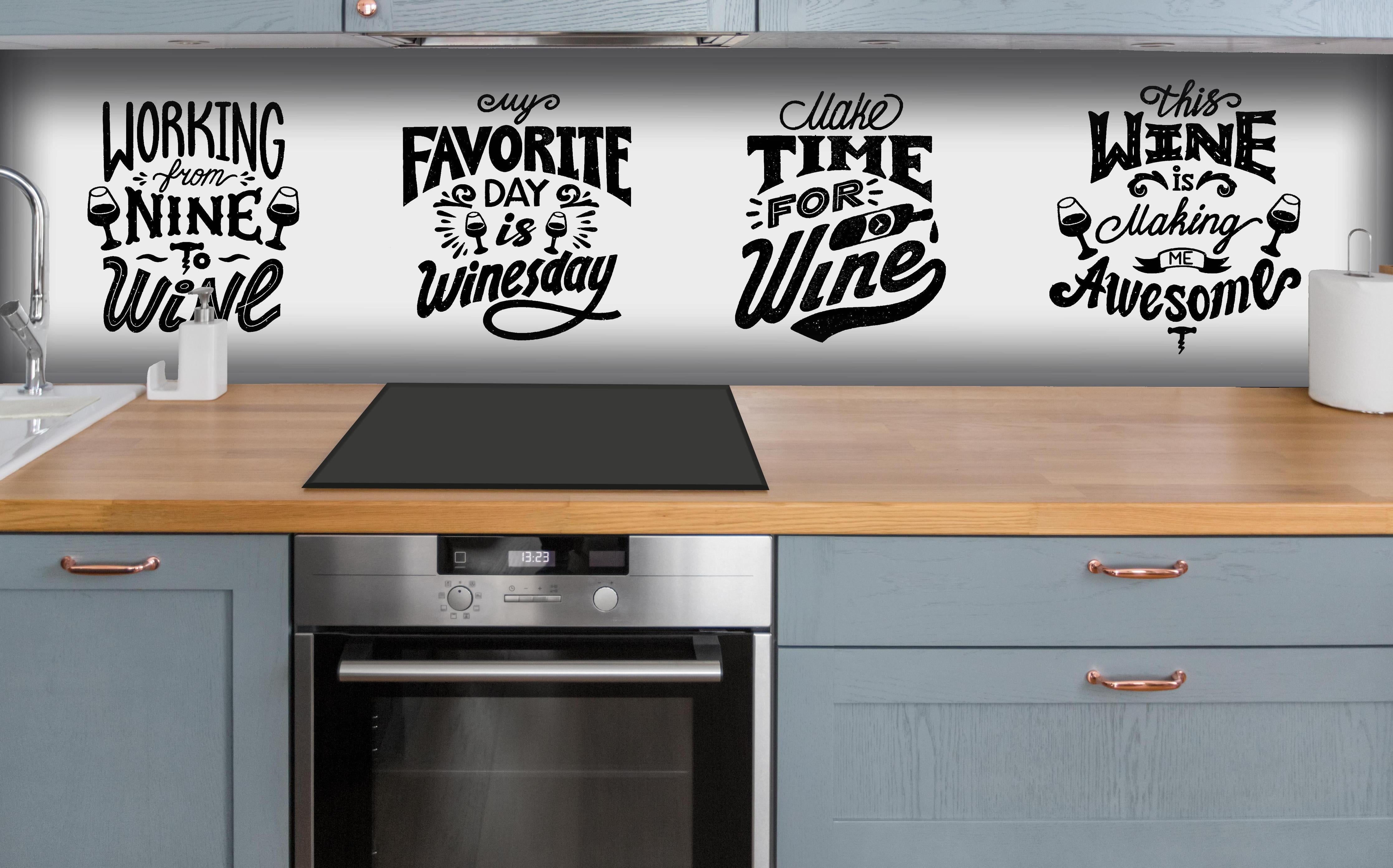 Küche - Schwarz-Weiß Wein Zitate Wandkunst Set hinter weißen Hochglanz-Küchenregalen und schwarzem Wasserhahn