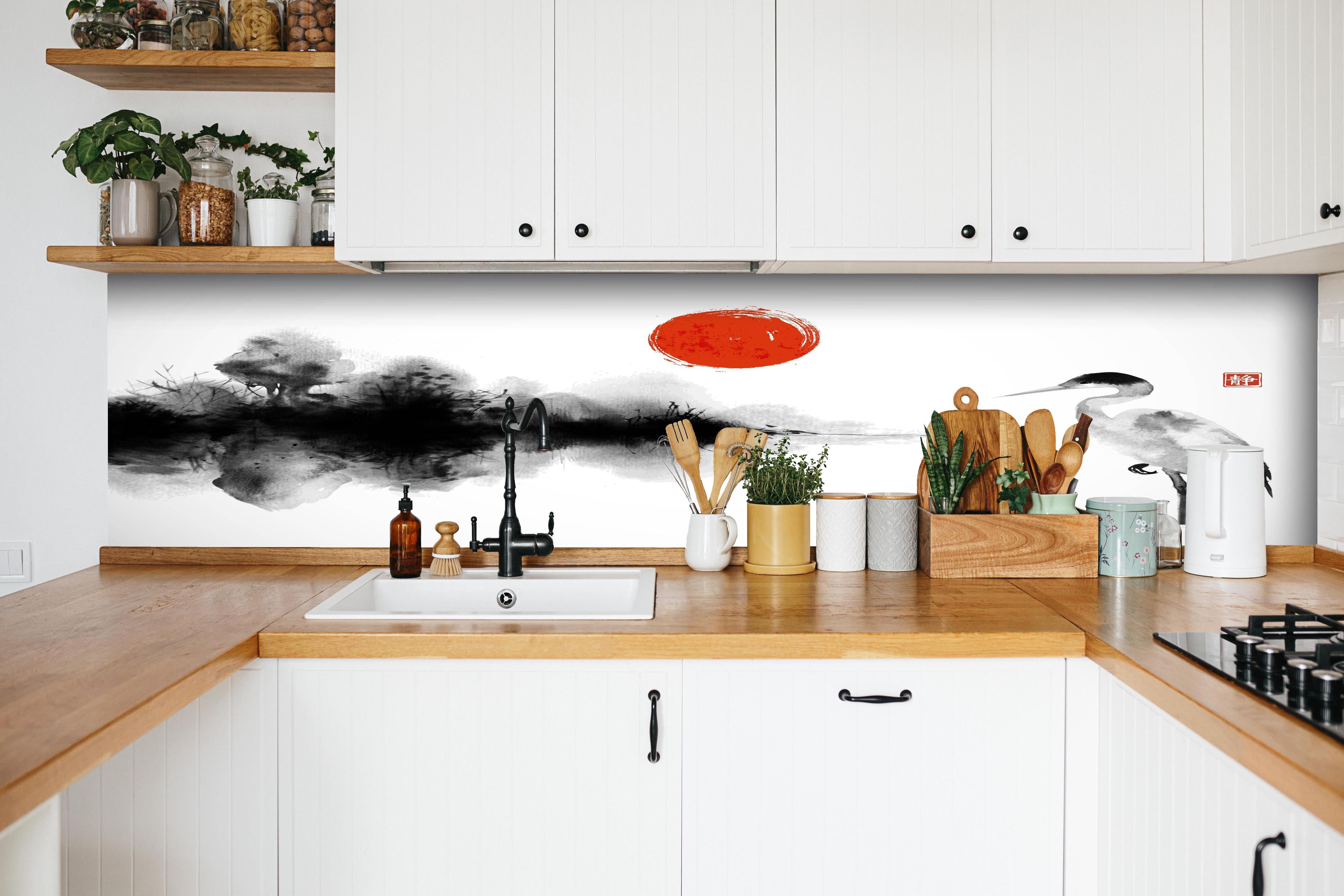 Küche - Schwarz-Weiße Kranich Zeichnung mit Rot hinter weißen Hochglanz-Küchenregalen und schwarzem Wasserhahn