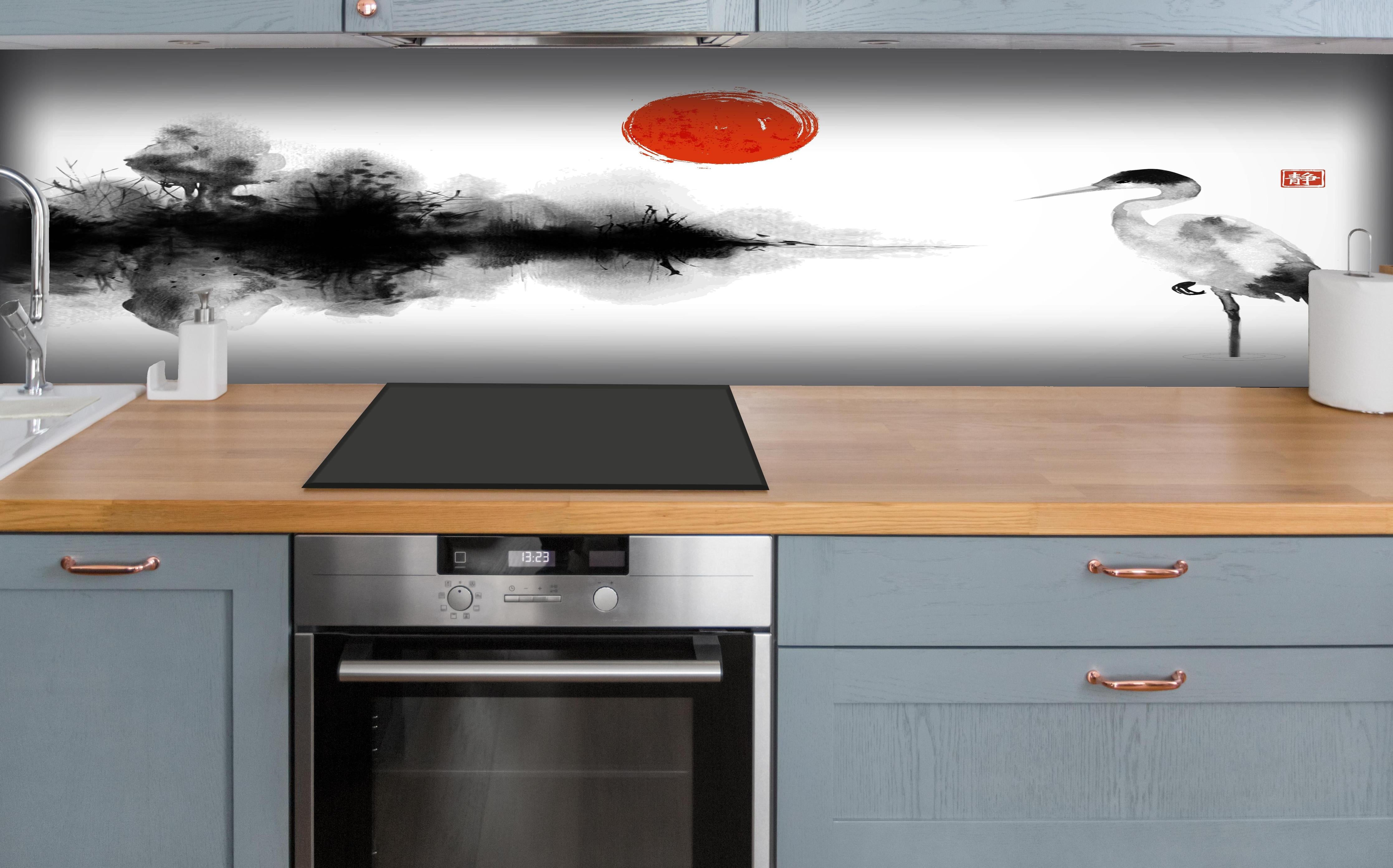 Küche - Schwarz-Weiße Kranich Zeichnung mit Rot hinter weißen Hochglanz-Küchenregalen und schwarzem Wasserhahn