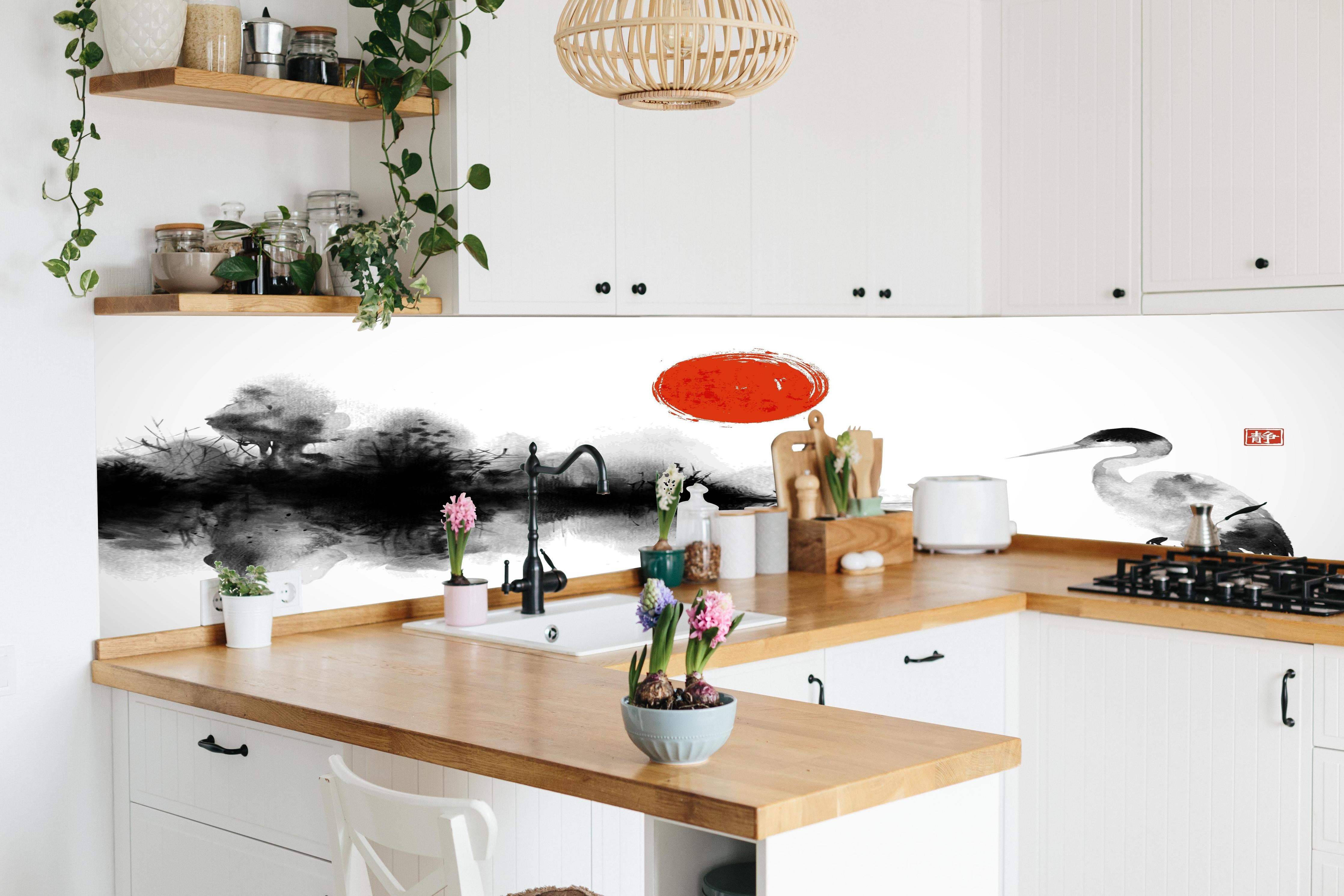 Küche - Schwarz-Weiße Kranich Zeichnung mit Rot hinter weißen Hochglanz-Küchenregalen und schwarzem Wasserhahn