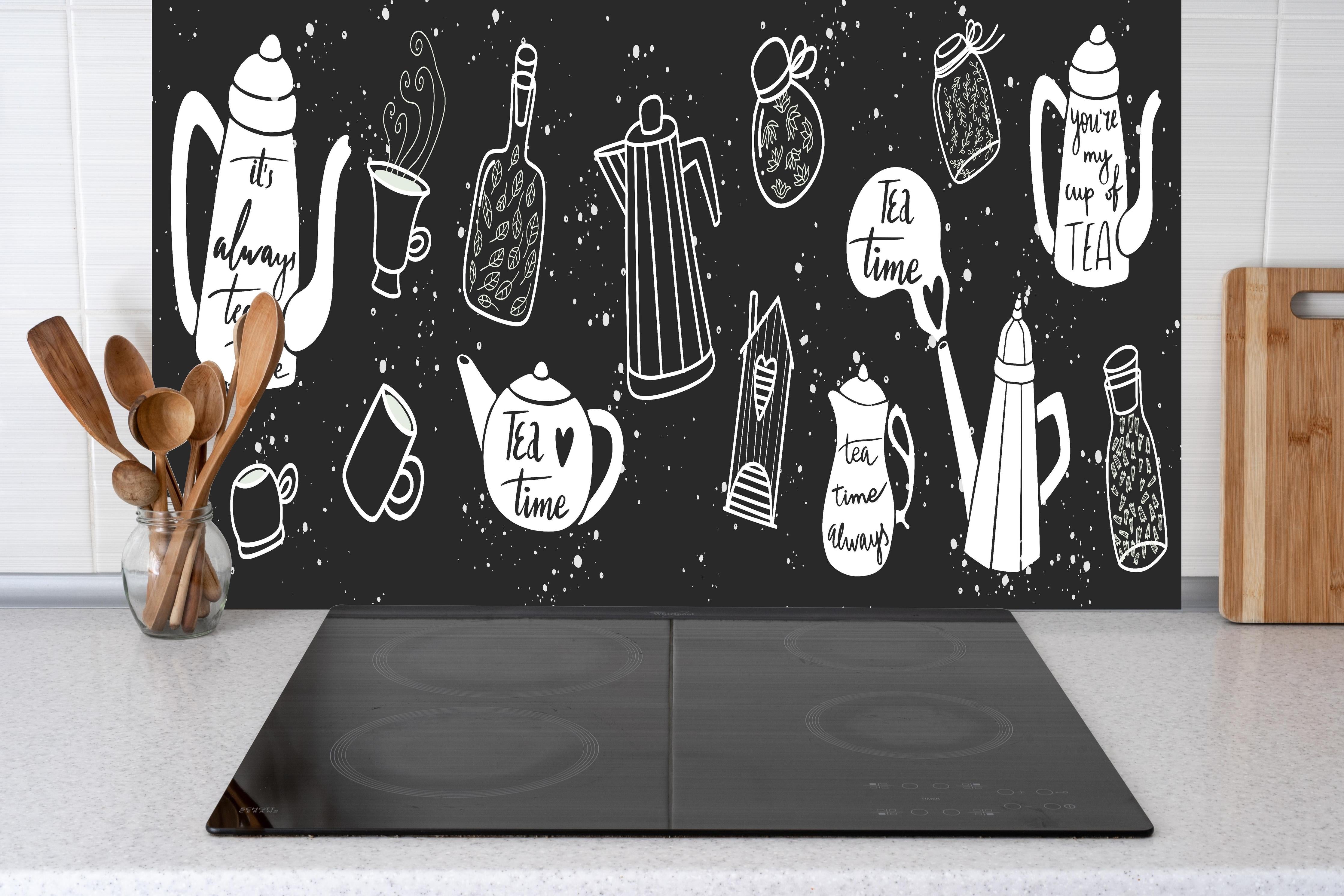 Küche - Schwarz-Weiße Teezeit Illustrationskunst hinter weißen Hochglanz-Küchenregalen und schwarzem Wasserhahn