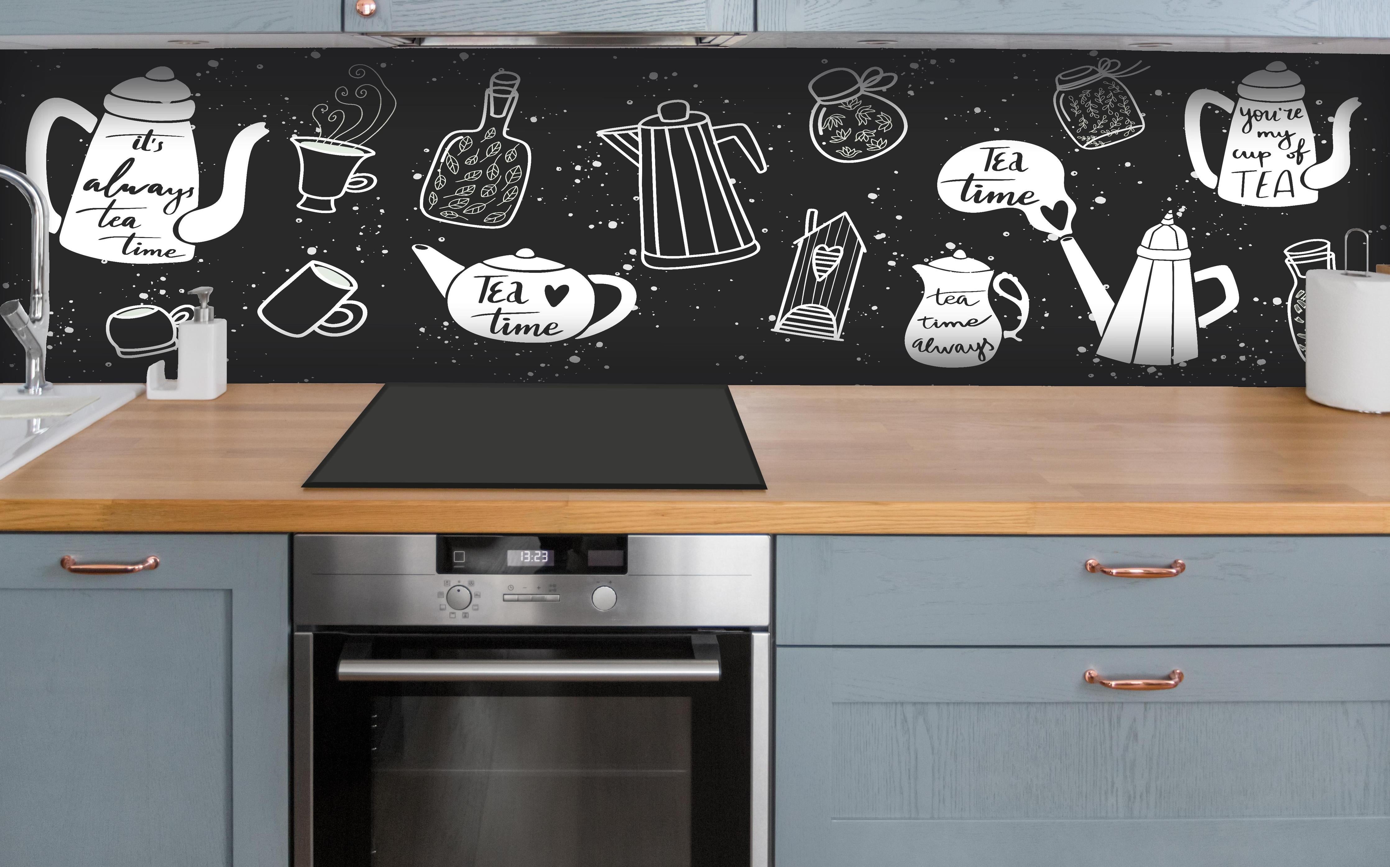 Küche - Schwarz-Weiße Teezeit Illustrationskunst hinter weißen Hochglanz-Küchenregalen und schwarzem Wasserhahn