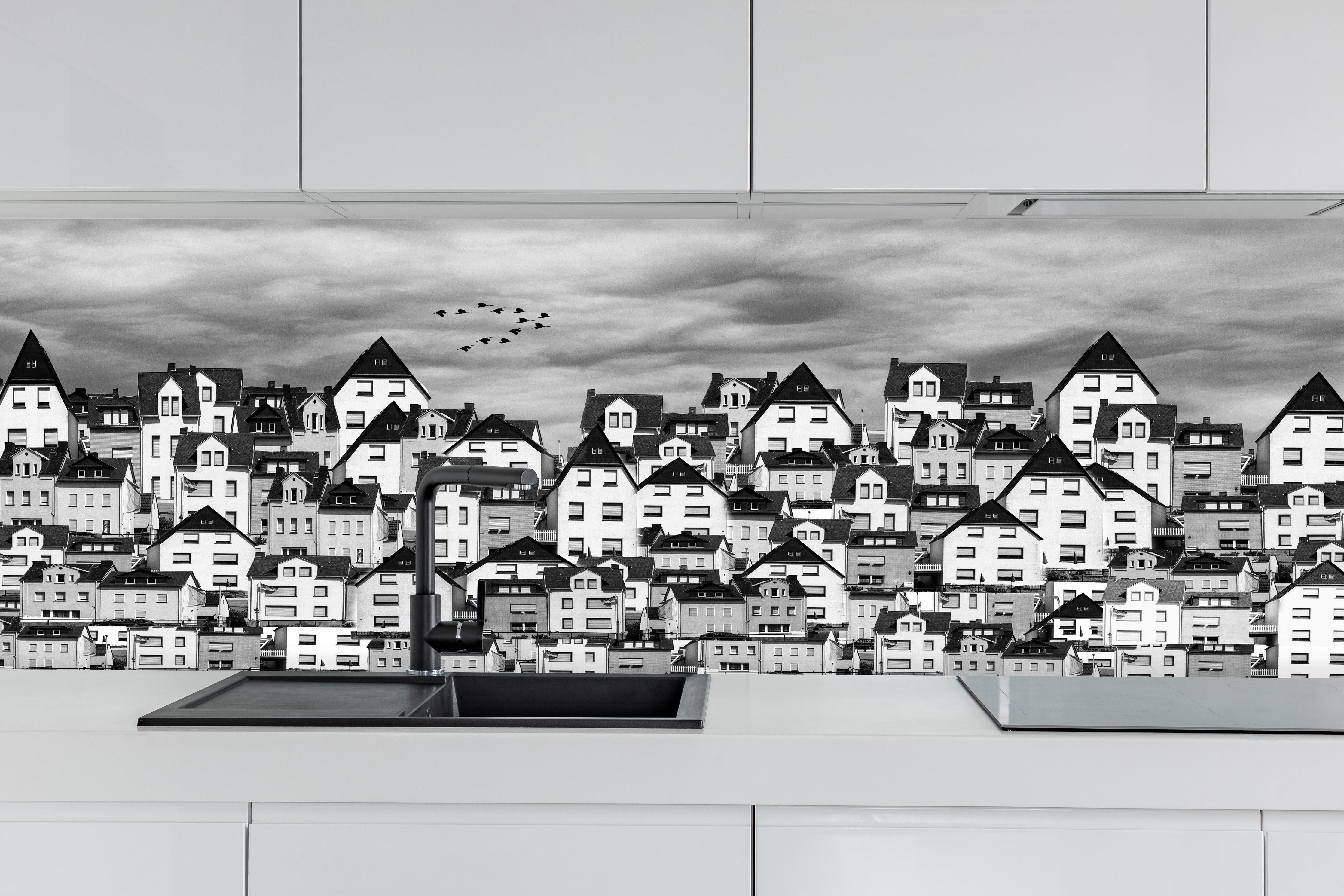 Küche - Schwarz-weiße Dachlandschaft mit Vögeln hinter weißen Hochglanz-Küchenregalen und schwarzem Wasserhahn