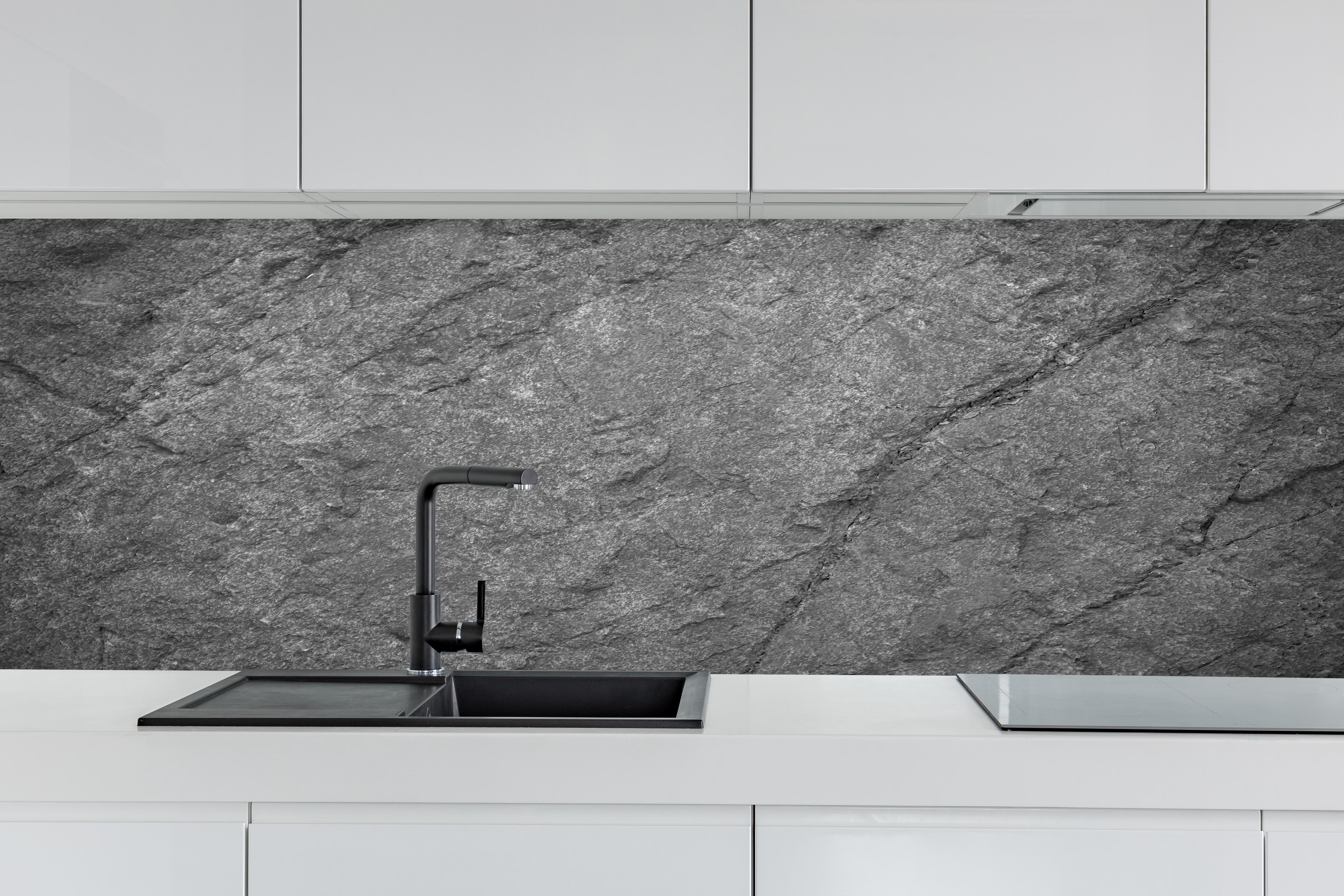 Küche - Schwarze Schieferplatte hinter weißen Hochglanz-Küchenregalen und schwarzem Wasserhahn