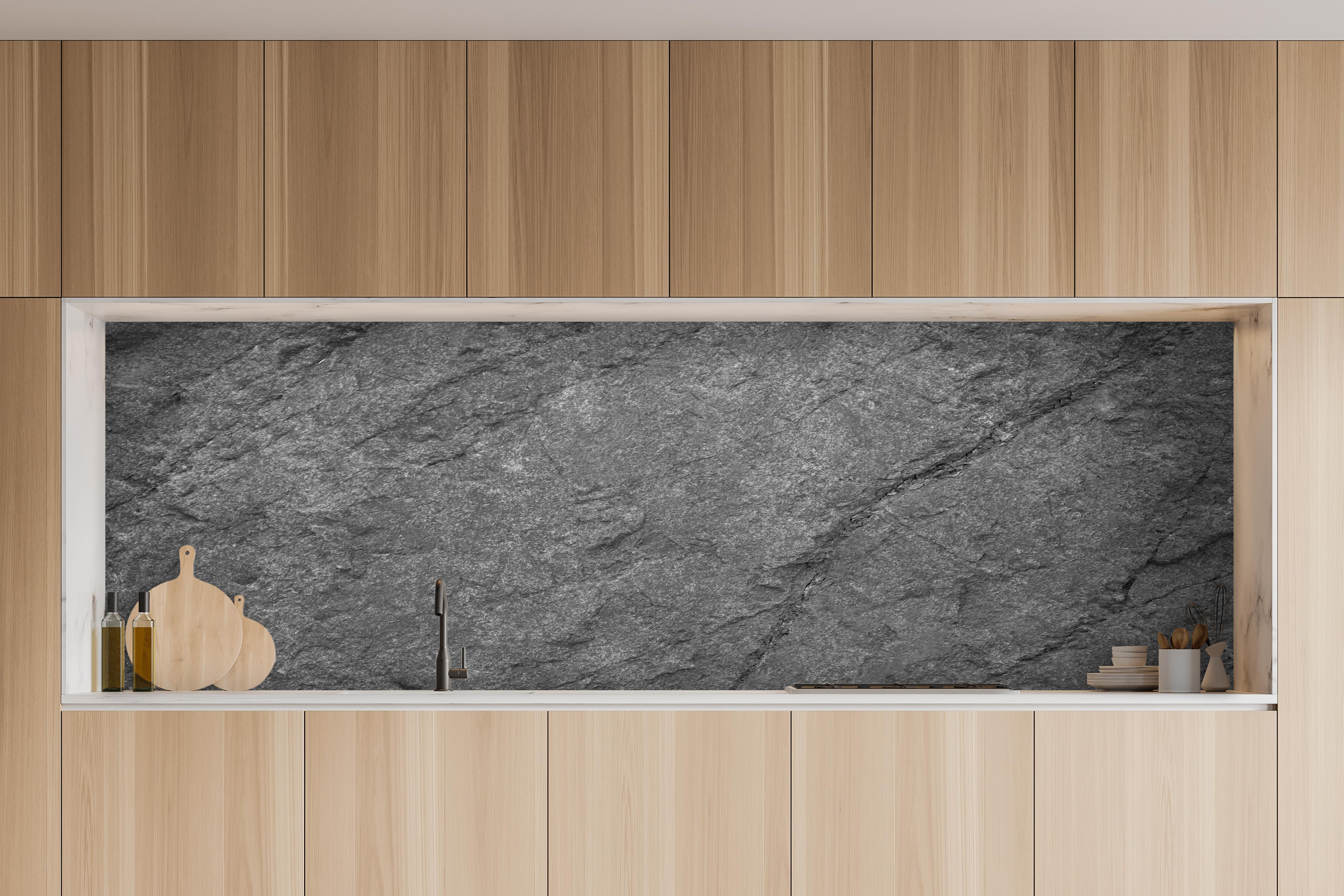 Küche - Schwarze Schieferplatte hinter weißen Hochglanz-Küchenregalen und schwarzem Wasserhahn