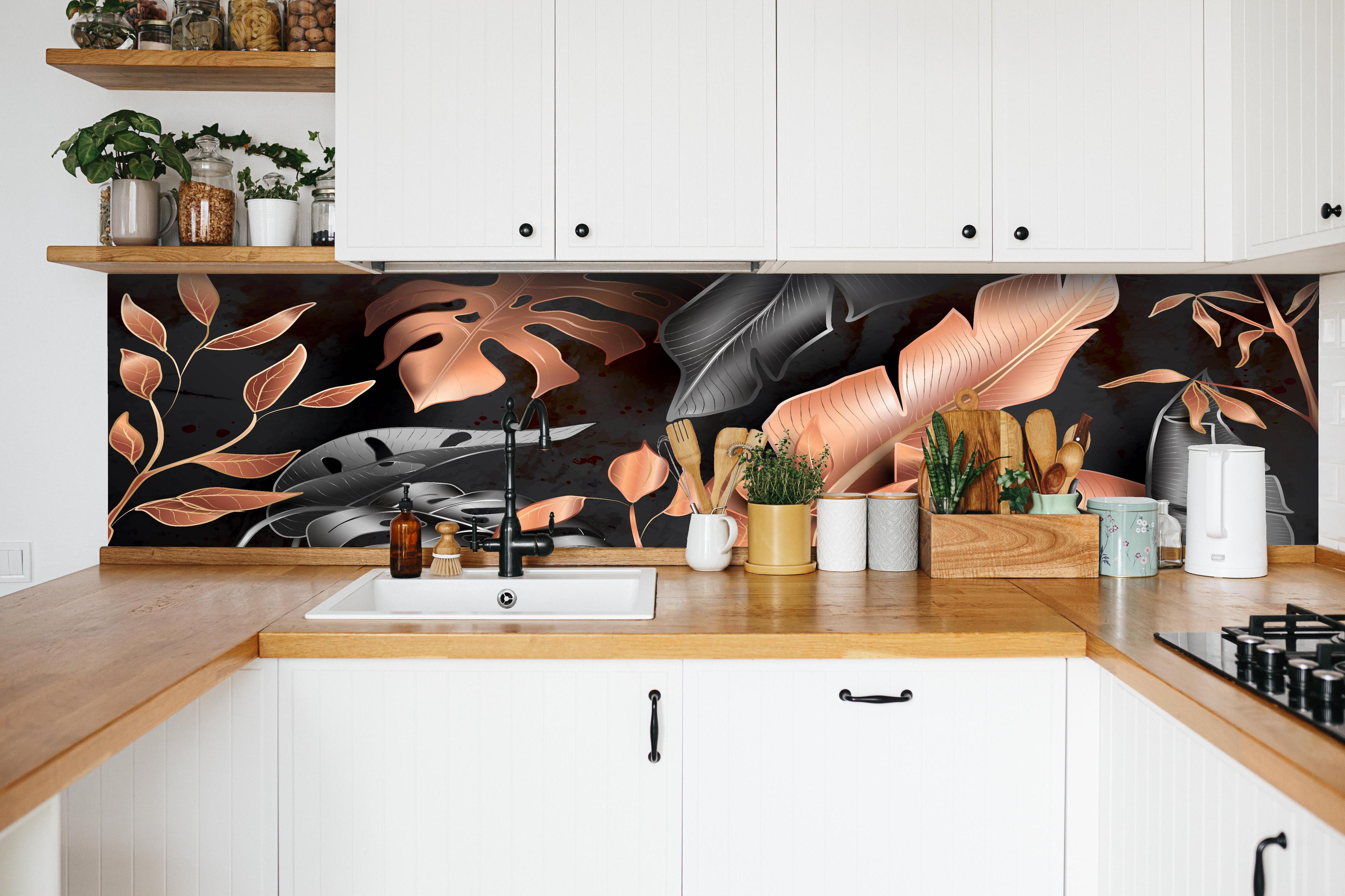 Küche - Schwarzer Dekor mit Kupfer Blumenmuster hinter weißen Hochglanz-Küchenregalen und schwarzem Wasserhahn