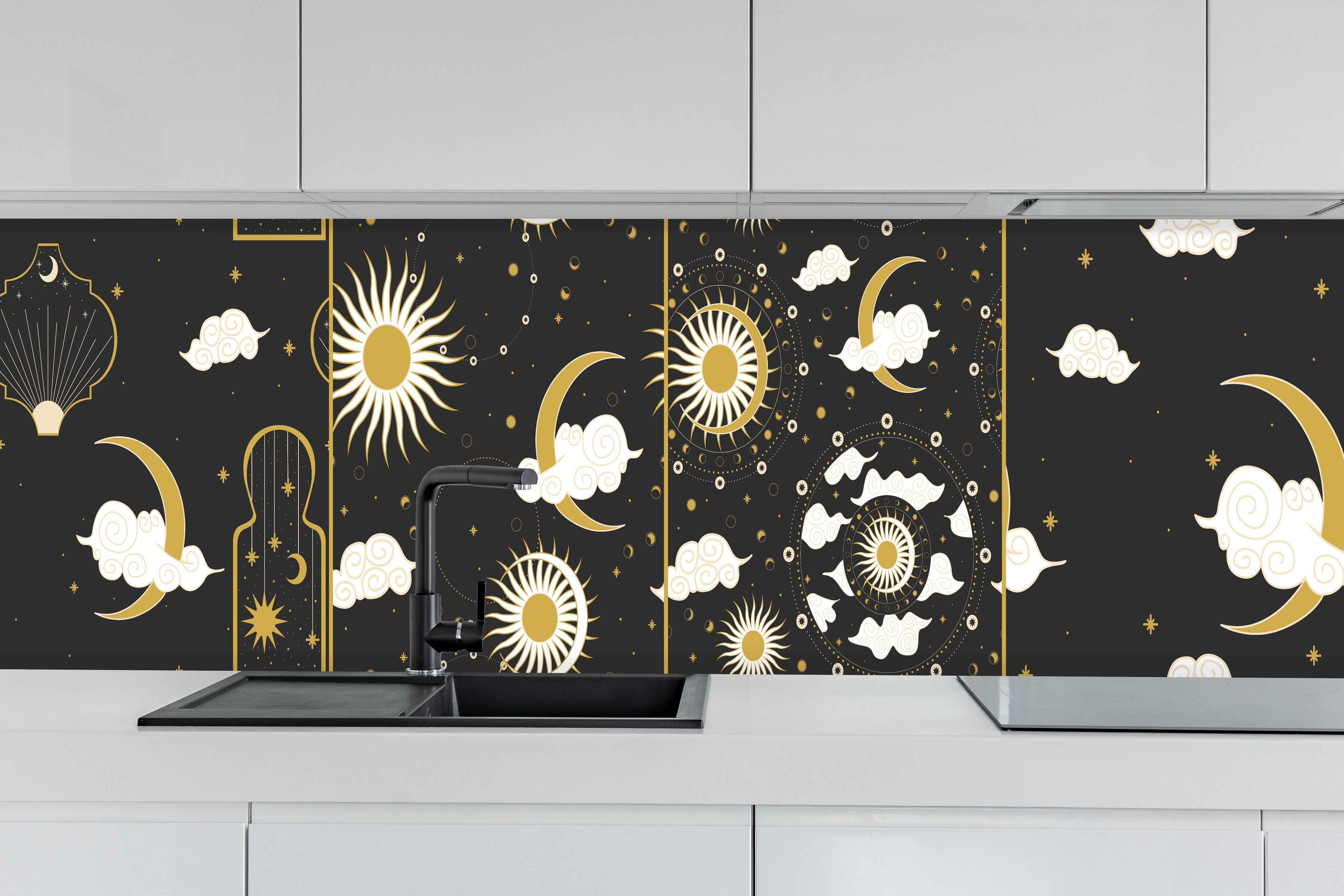 Küche - Schwarzer Hintergrund mit goldenem Himmel hinter weißen Hochglanz-Küchenregalen und schwarzem Wasserhahn