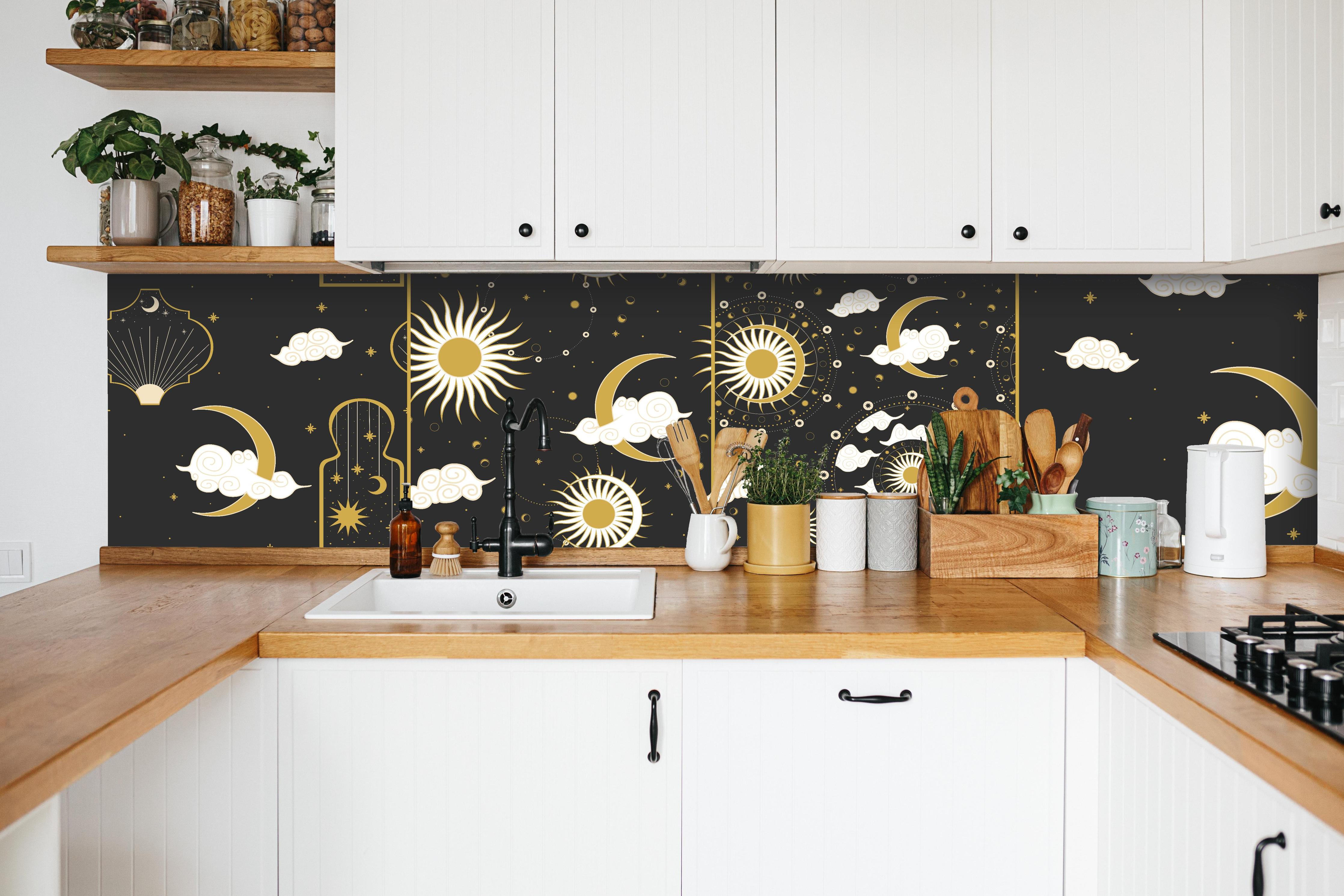 Küche - Schwarzer Hintergrund mit goldenem Himmel hinter weißen Hochglanz-Küchenregalen und schwarzem Wasserhahn