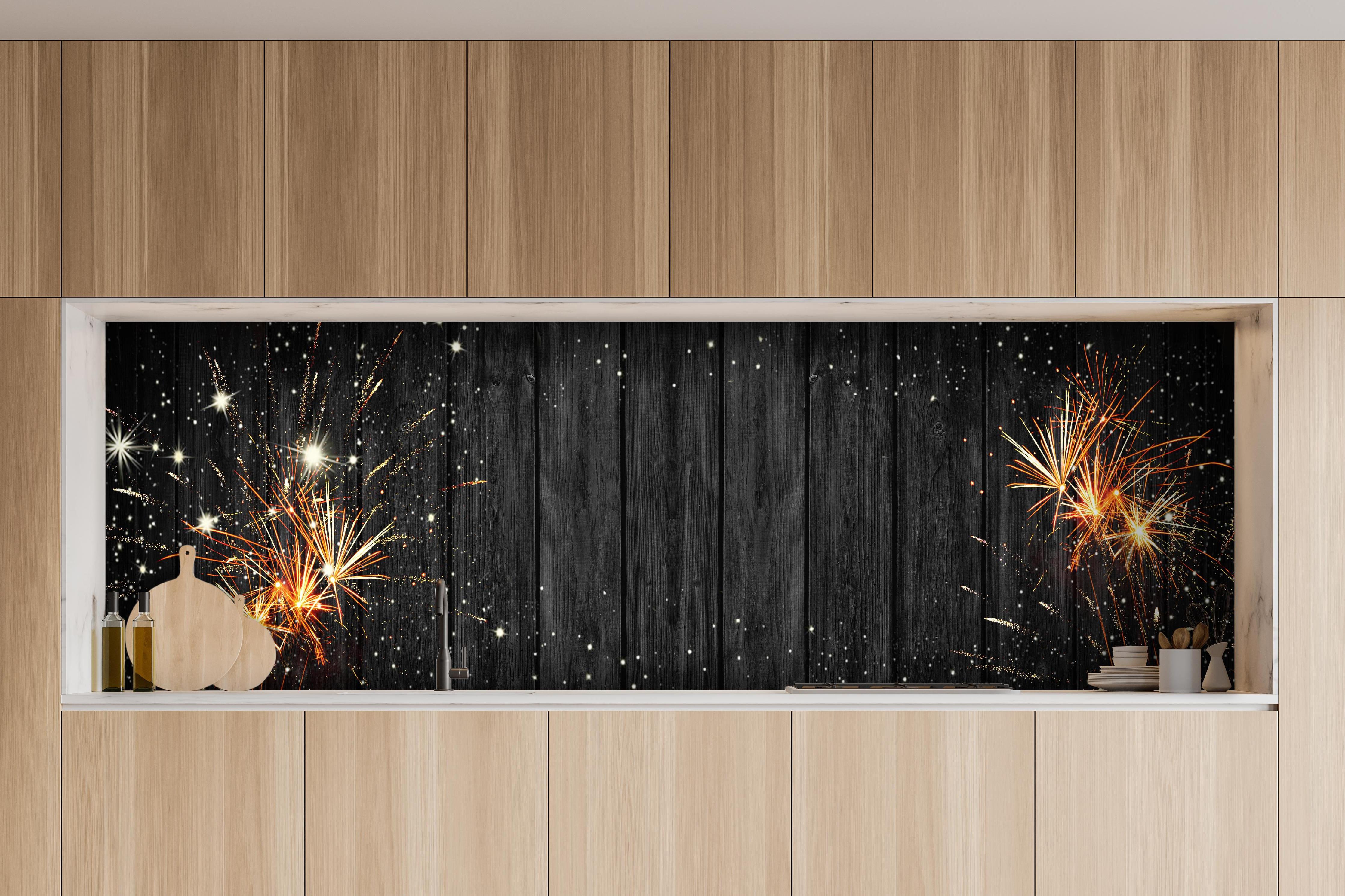 Küche - Schwarzes Holz & Feuerwerk Panorama Banner hinter weißen Hochglanz-Küchenregalen und schwarzem Wasserhahn