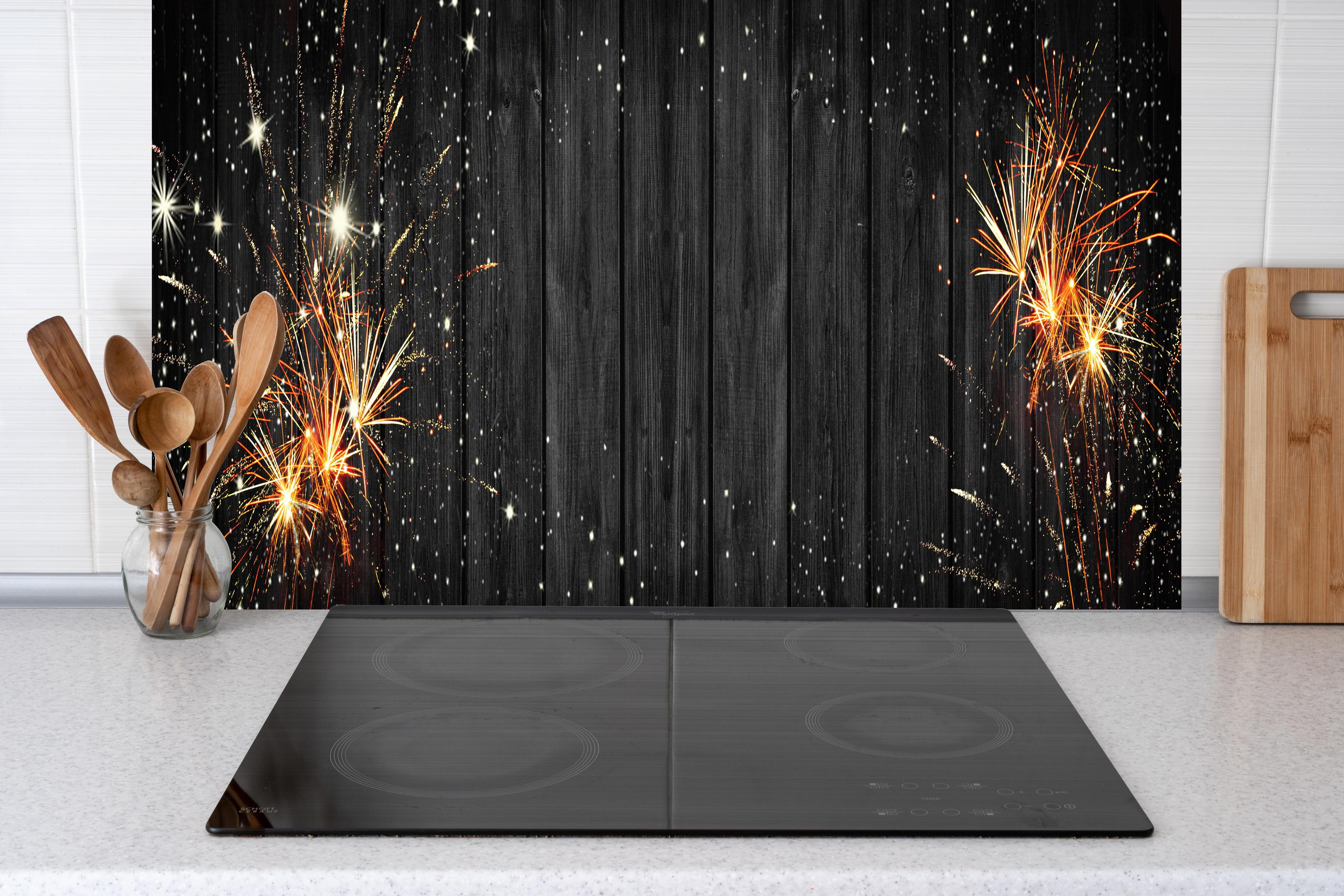 Küche - Schwarzes Holz & Feuerwerk Panorama Banner hinter weißen Hochglanz-Küchenregalen und schwarzem Wasserhahn