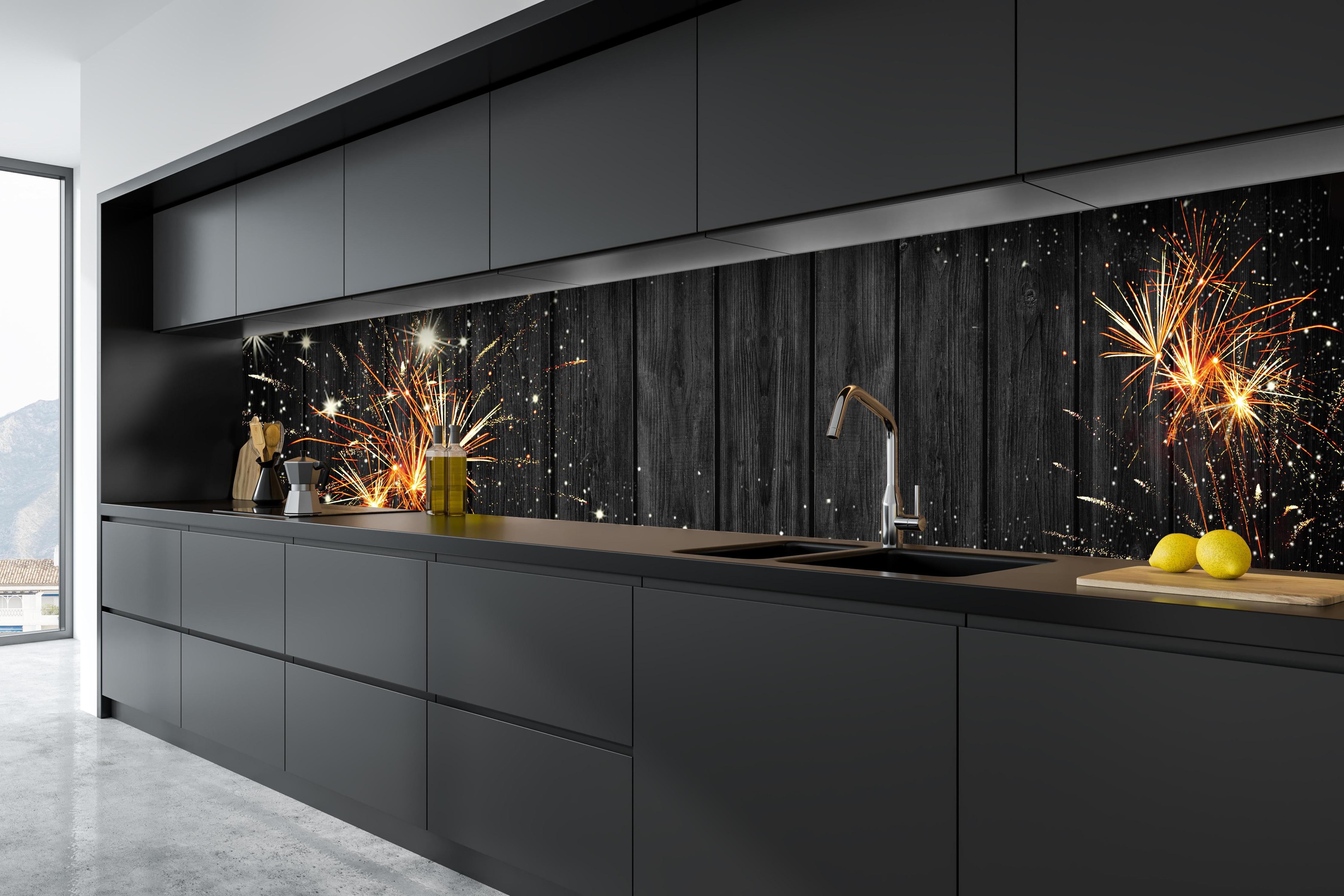 Küche - Schwarzes Holz & Feuerwerk Panorama Banner hinter weißen Hochglanz-Küchenregalen und schwarzem Wasserhahn