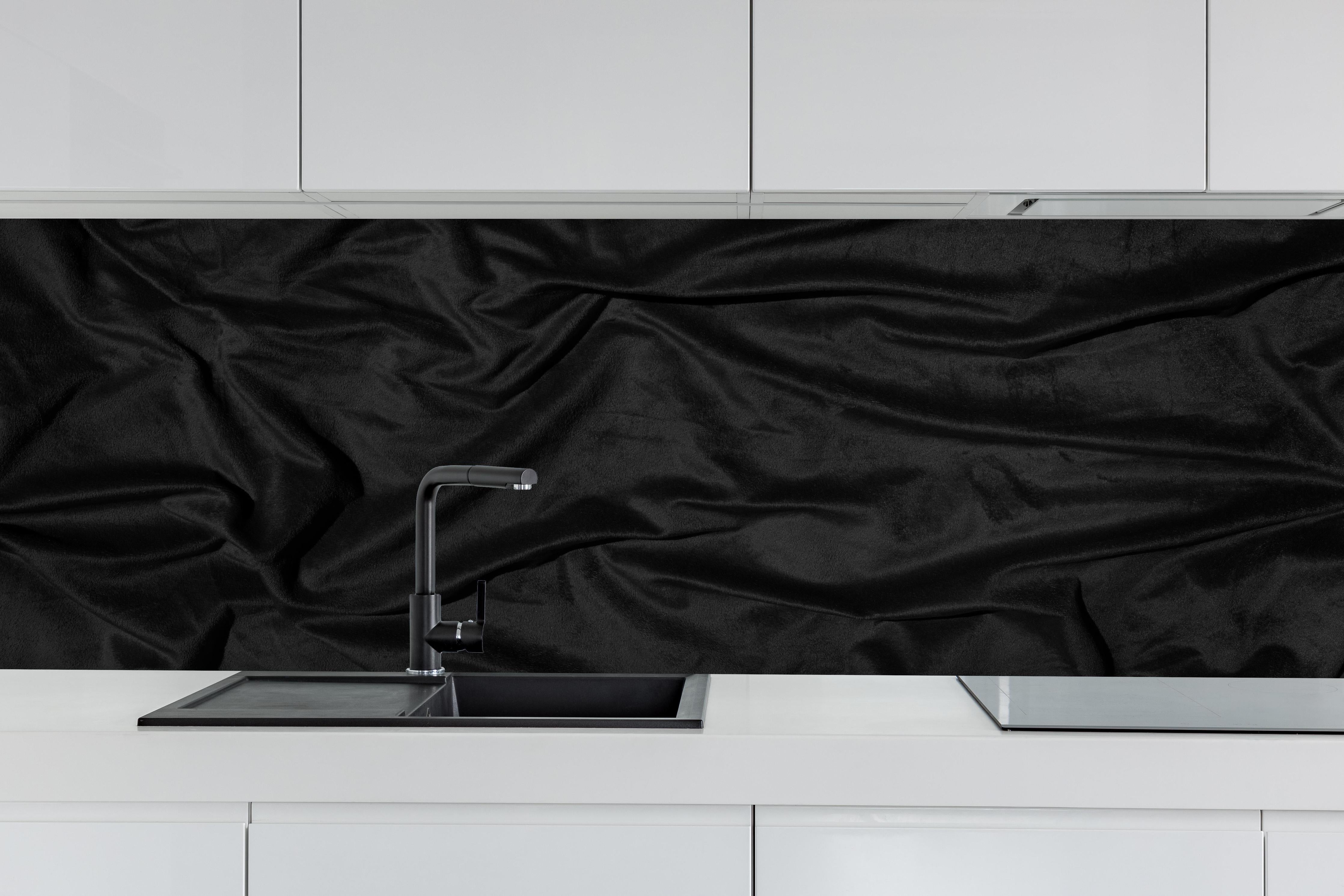 Küche - Schwarzes Satin Seiden Tuch hinter weißen Hochglanz-Küchenregalen und schwarzem Wasserhahn