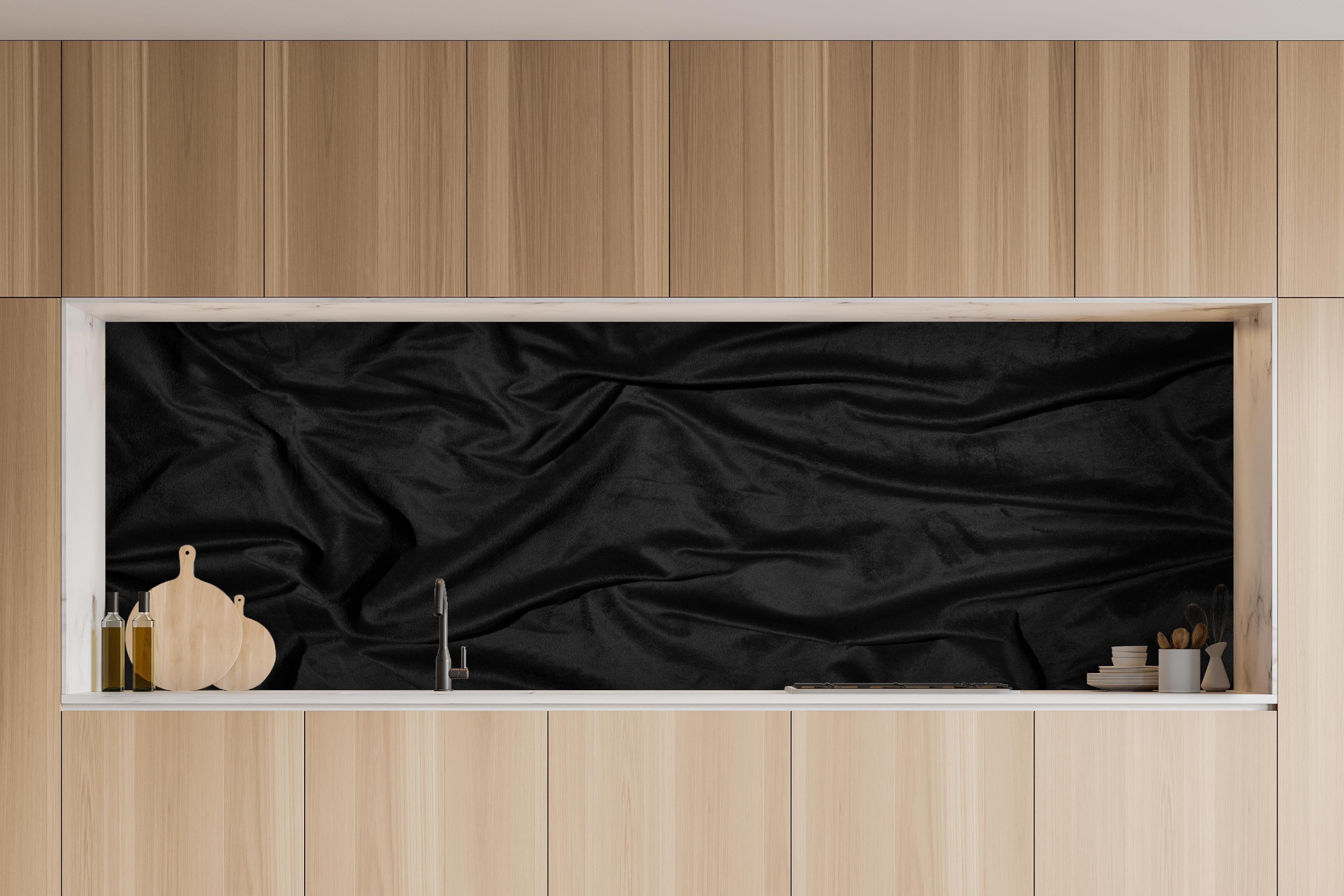 Küche - Schwarzes Satin Seiden Tuch hinter weißen Hochglanz-Küchenregalen und schwarzem Wasserhahn