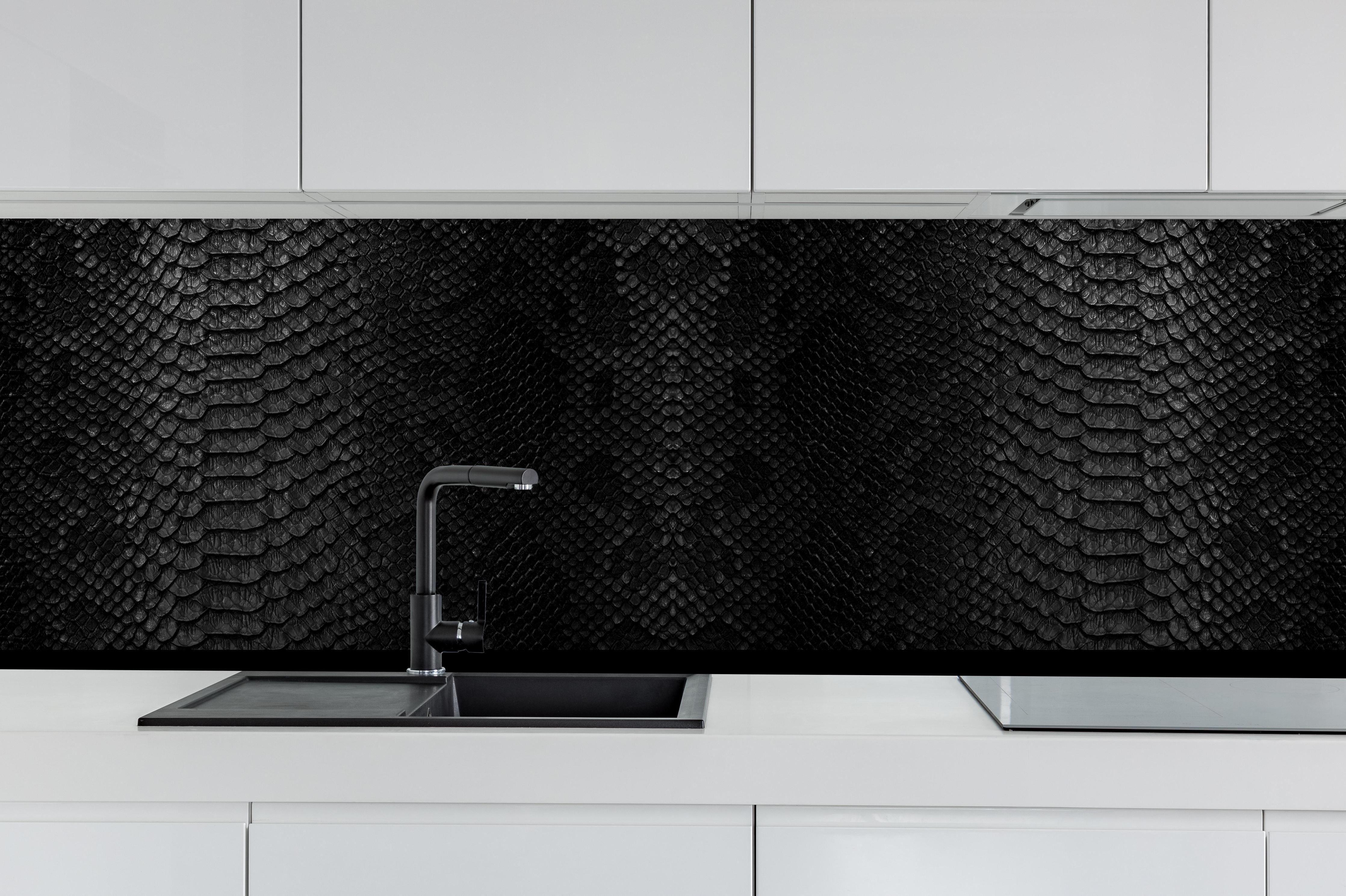 Küche - Schwarzes Schlangenhautmuster hinter weißen Hochglanz-Küchenregalen und schwarzem Wasserhahn