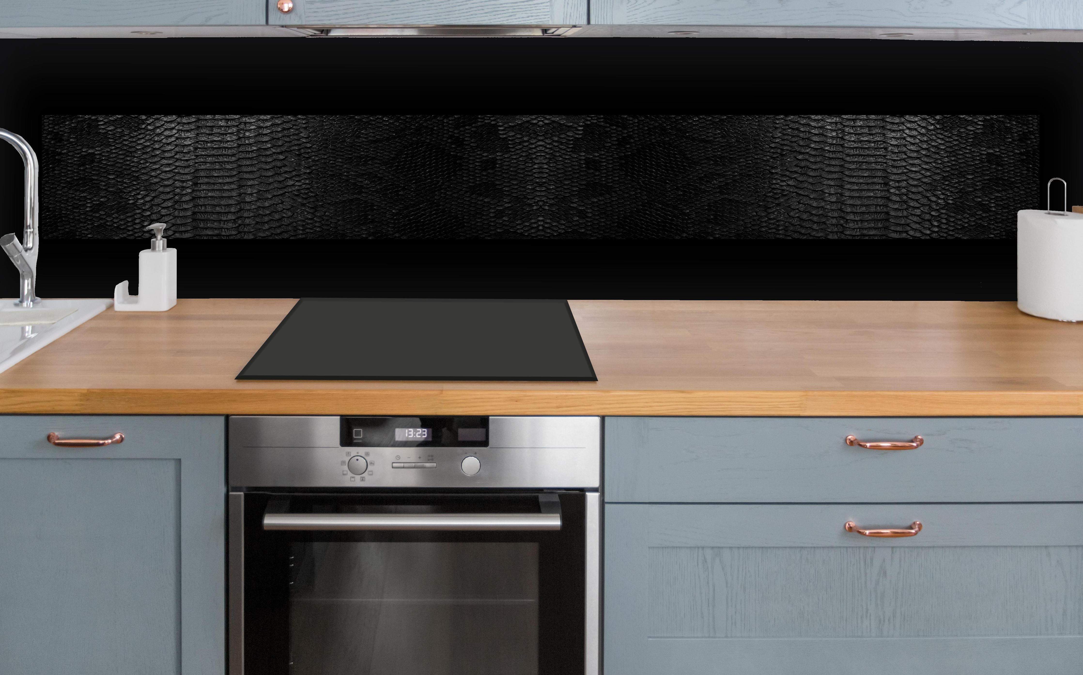 Küche - Schwarzes Schlangenhautmuster hinter weißen Hochglanz-Küchenregalen und schwarzem Wasserhahn