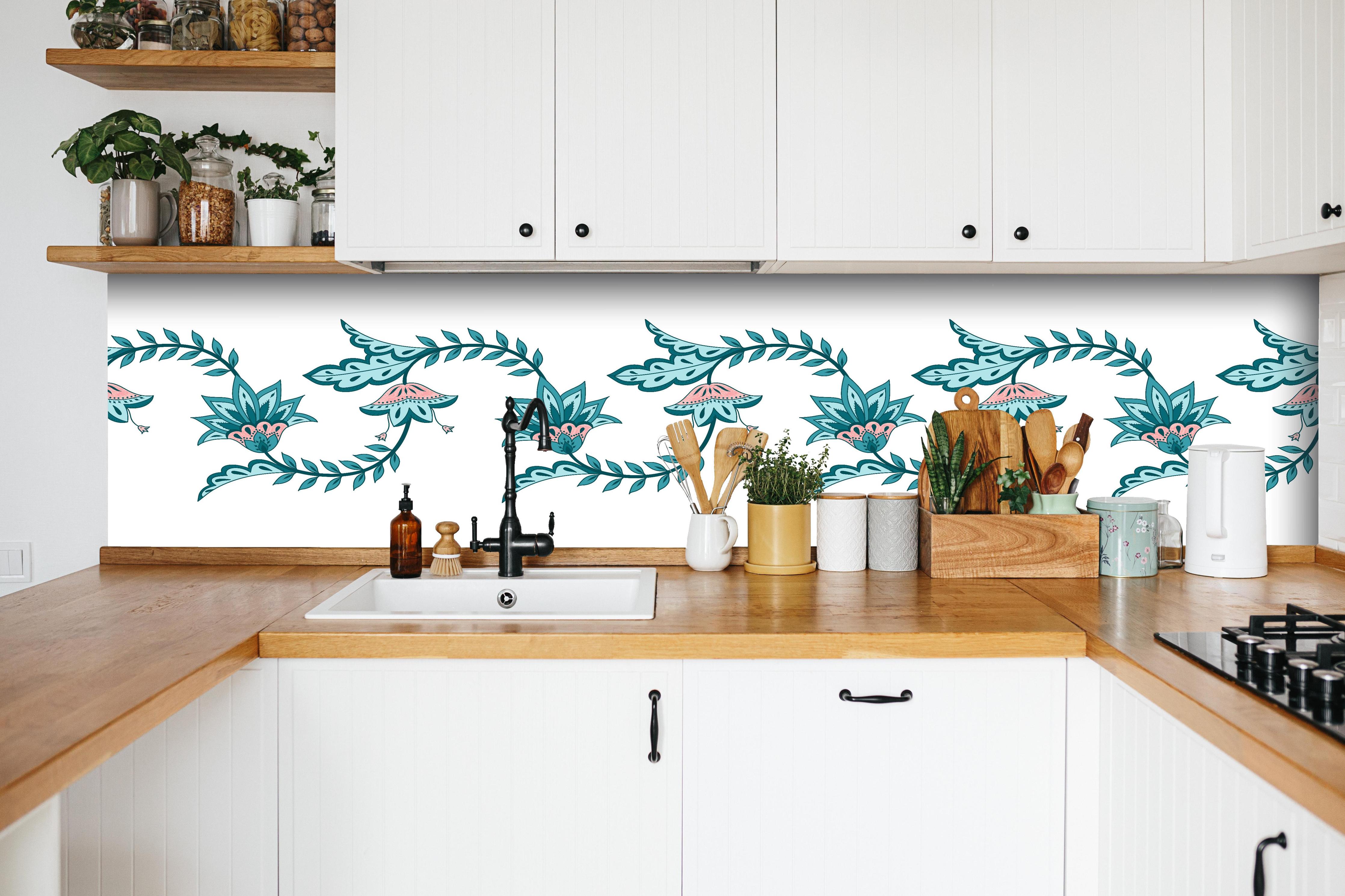 Küche - Seamless Flower Batik Paisley Border hinter weißen Hochglanz-Küchenregalen und schwarzem Wasserhahn