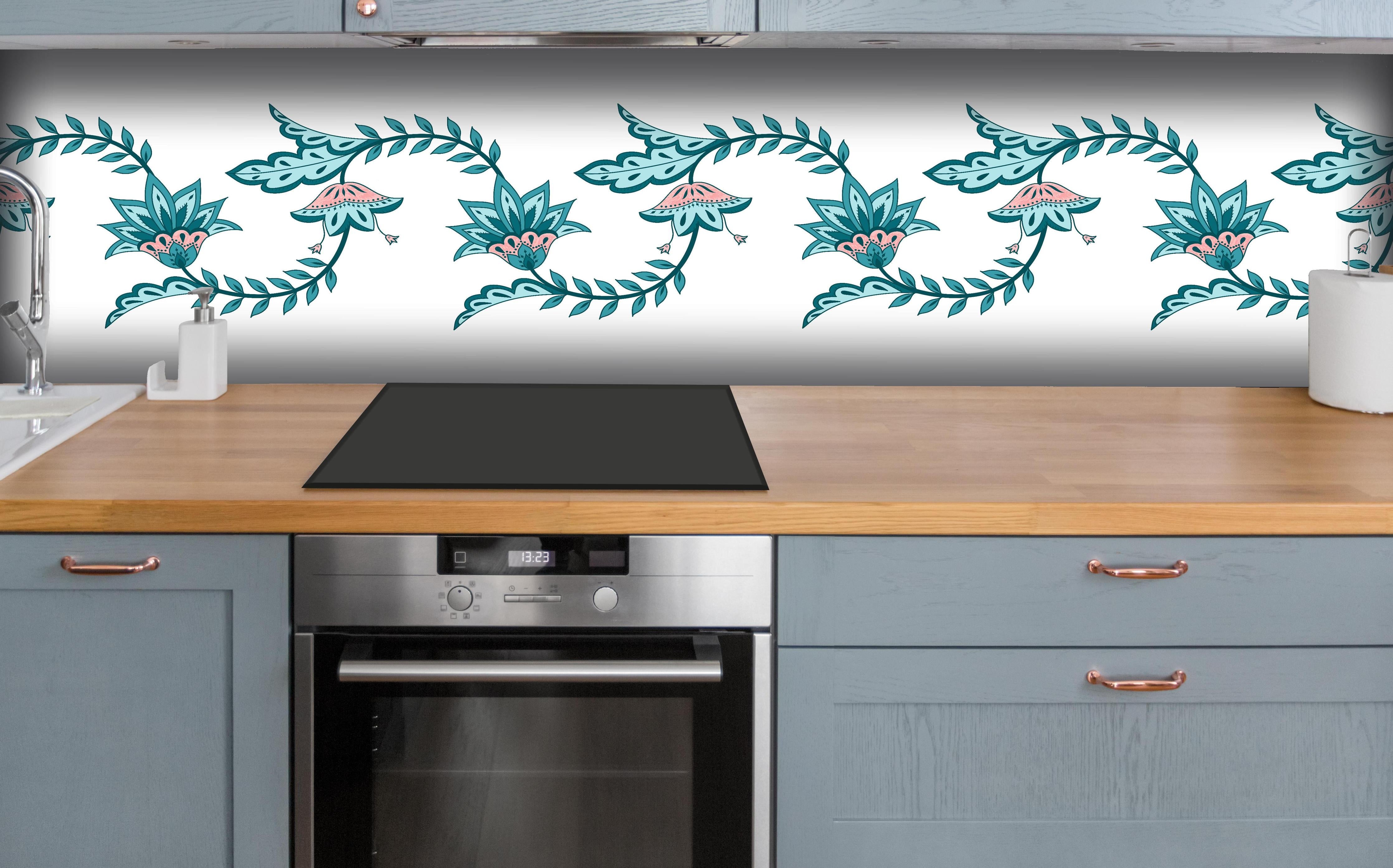 Küche - Seamless Flower Batik Paisley Border hinter weißen Hochglanz-Küchenregalen und schwarzem Wasserhahn