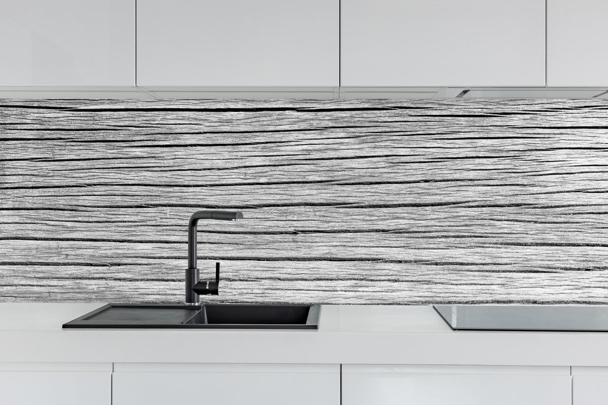 Küche - Seamless Panorama Weiße Holzstruktur hinter weißen Hochglanz-Küchenregalen und schwarzem Wasserhahn