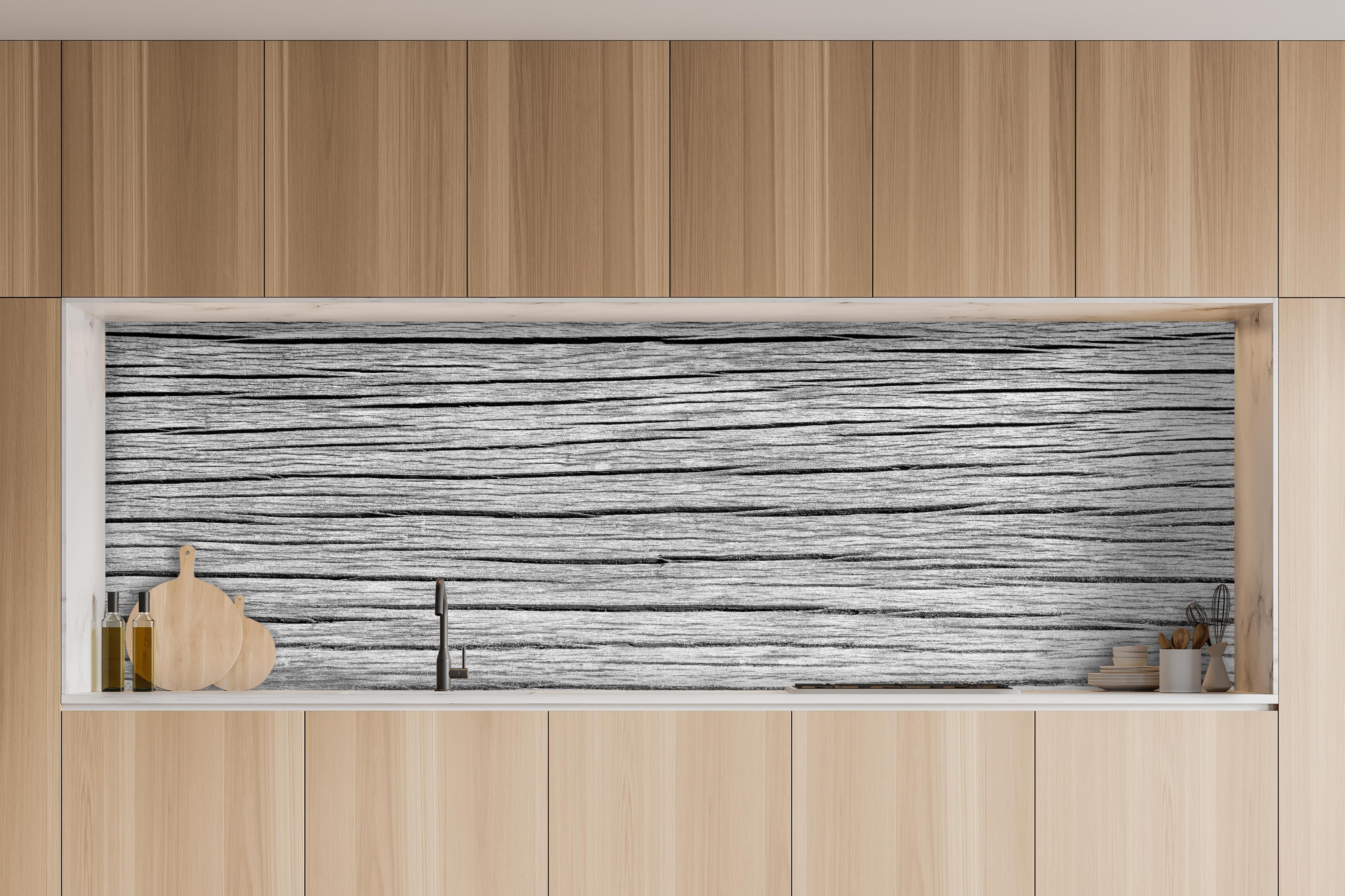 Küche - Seamless Panorama Weiße Holzstruktur hinter weißen Hochglanz-Küchenregalen und schwarzem Wasserhahn