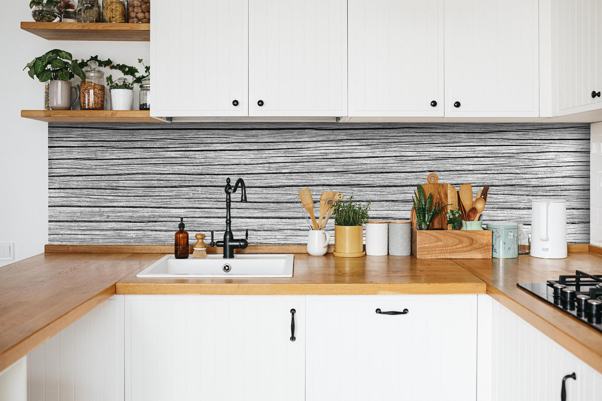Küche - Seamless Panorama Weiße Holzstruktur hinter weißen Hochglanz-Küchenregalen und schwarzem Wasserhahn