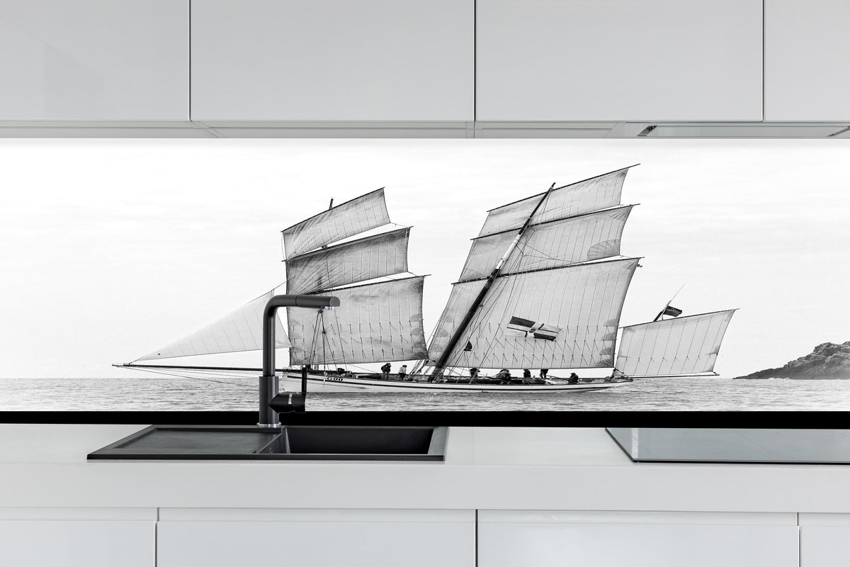 Küche - Segelboot auf dem Meer hinter weißen Hochglanz-Küchenregalen und schwarzem Wasserhahn
