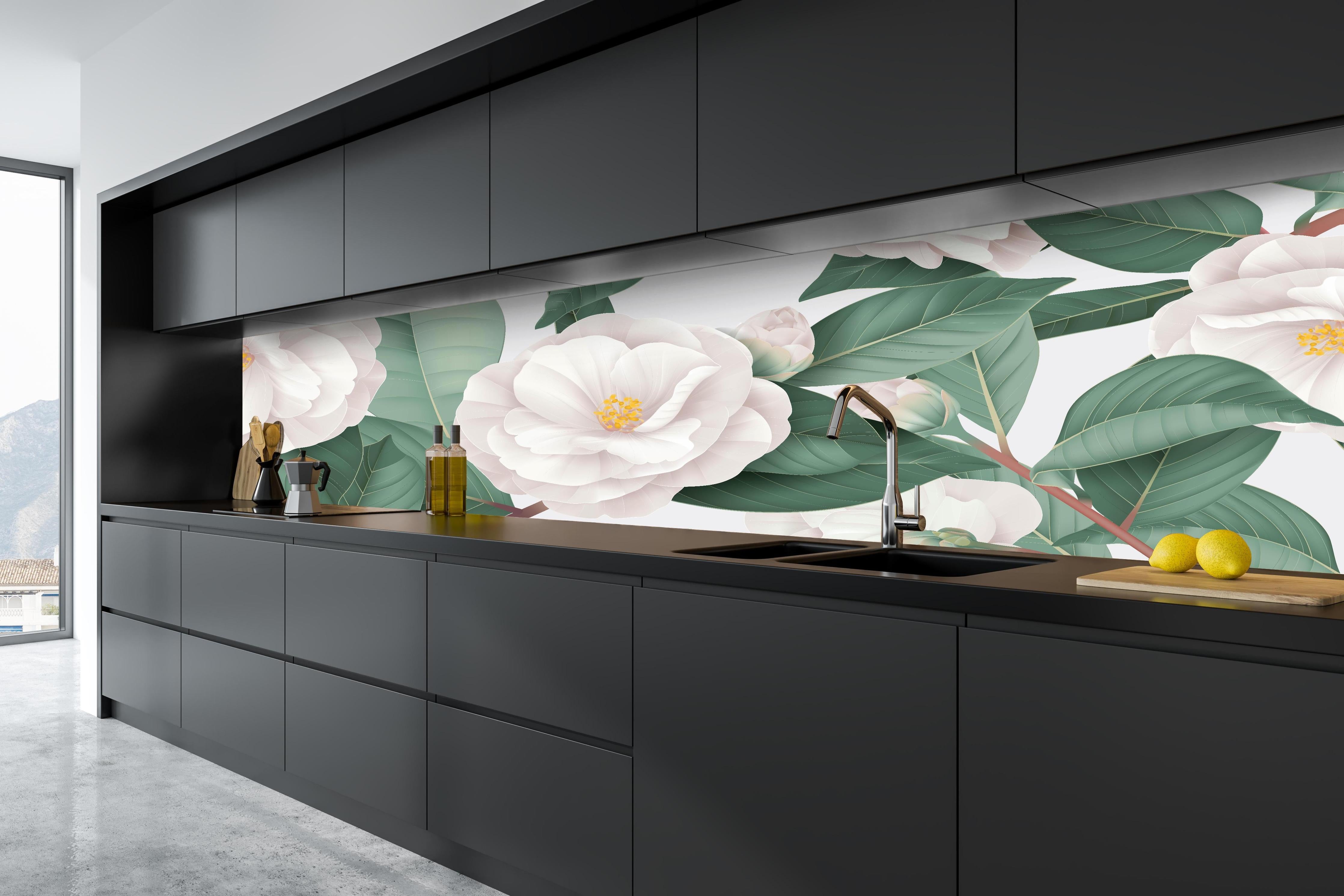 Küche - Semi-Double Camellia Floral Weiß-Grau hinter weißen Hochglanz-Küchenregalen und schwarzem Wasserhahn