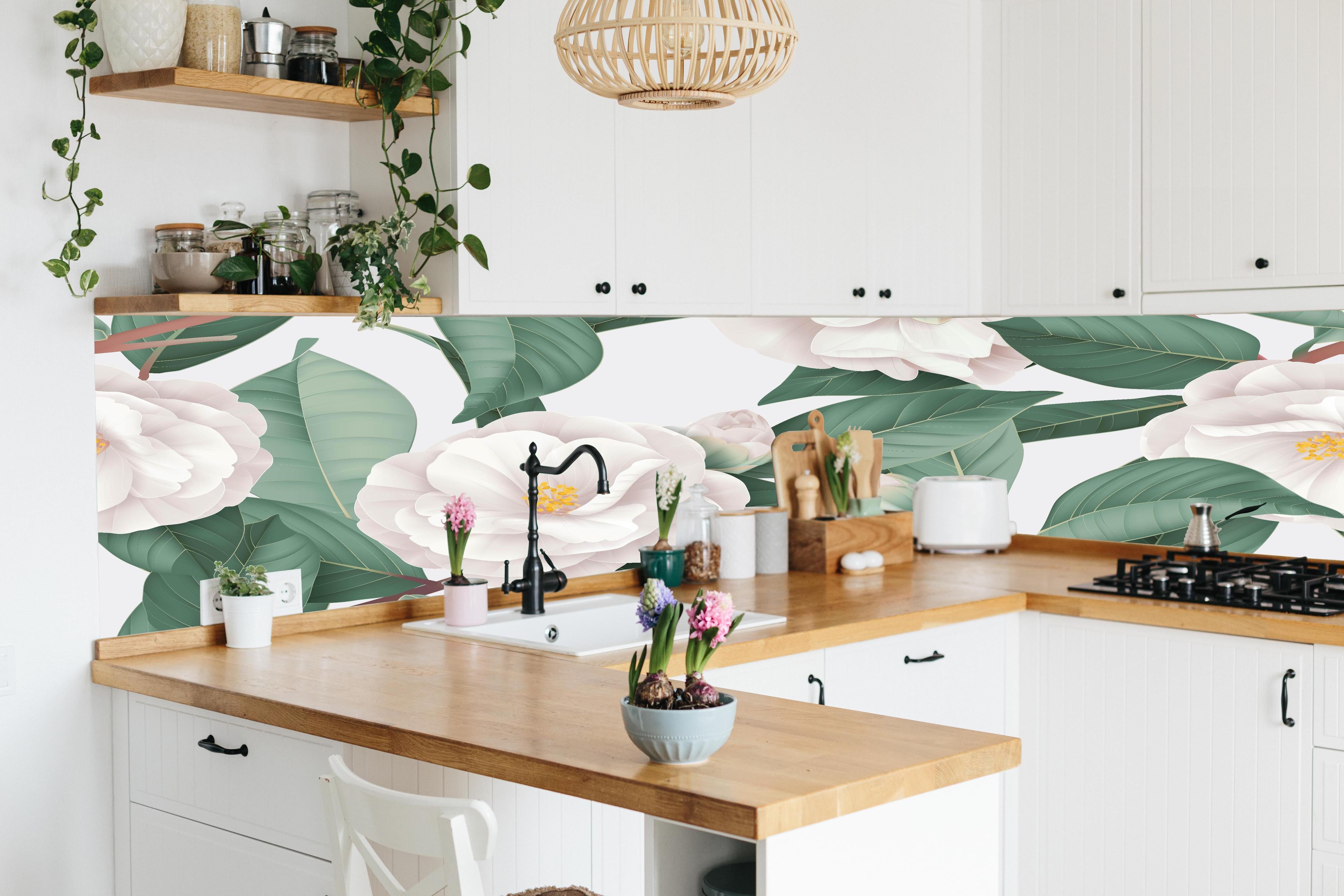 Küche - Semi-Double Camellia Floral Weiß-Grau hinter weißen Hochglanz-Küchenregalen und schwarzem Wasserhahn