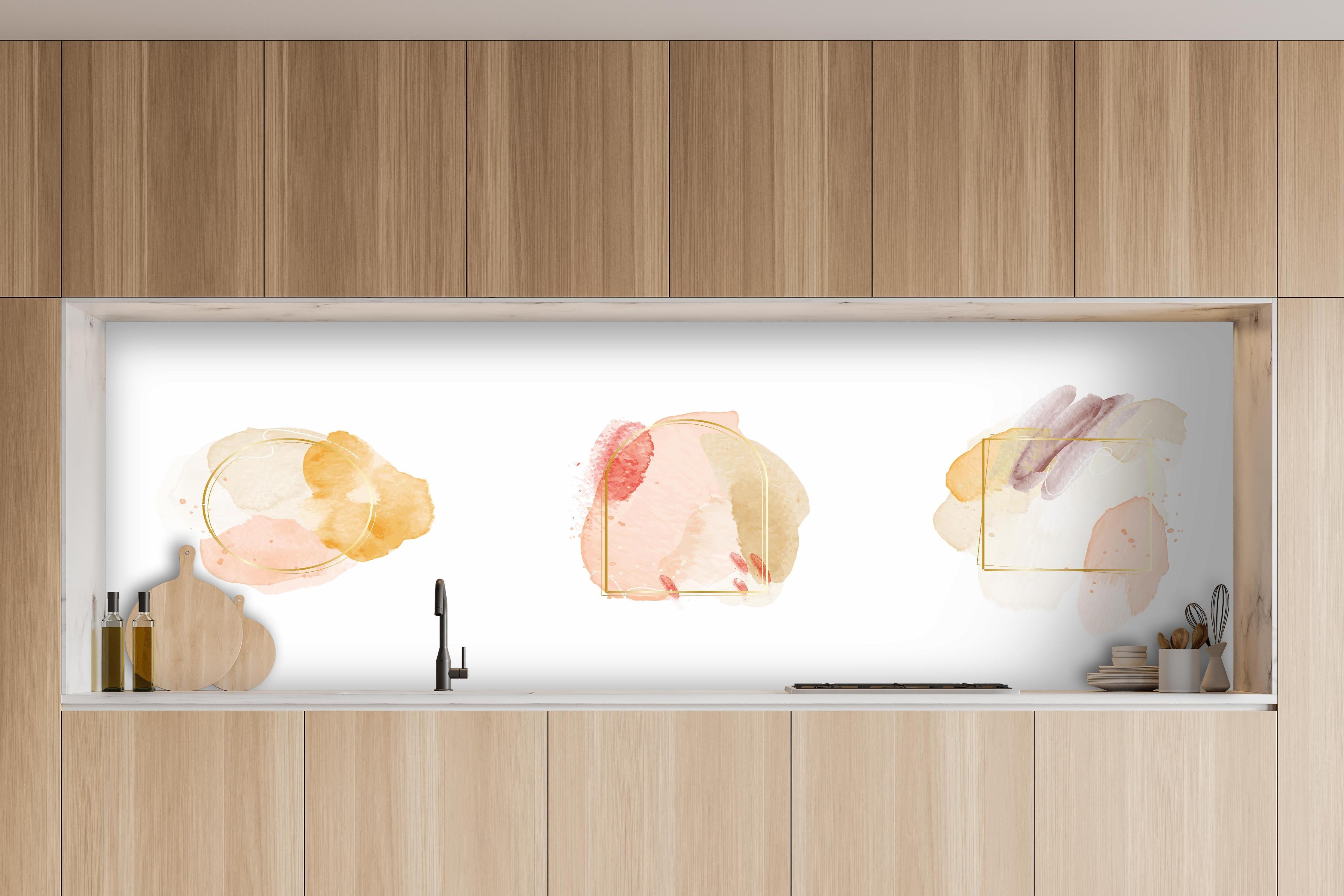 Küche - Set aus Pastell Aquarell Flecken Kunst hinter weißen Hochglanz-Küchenregalen und schwarzem Wasserhahn