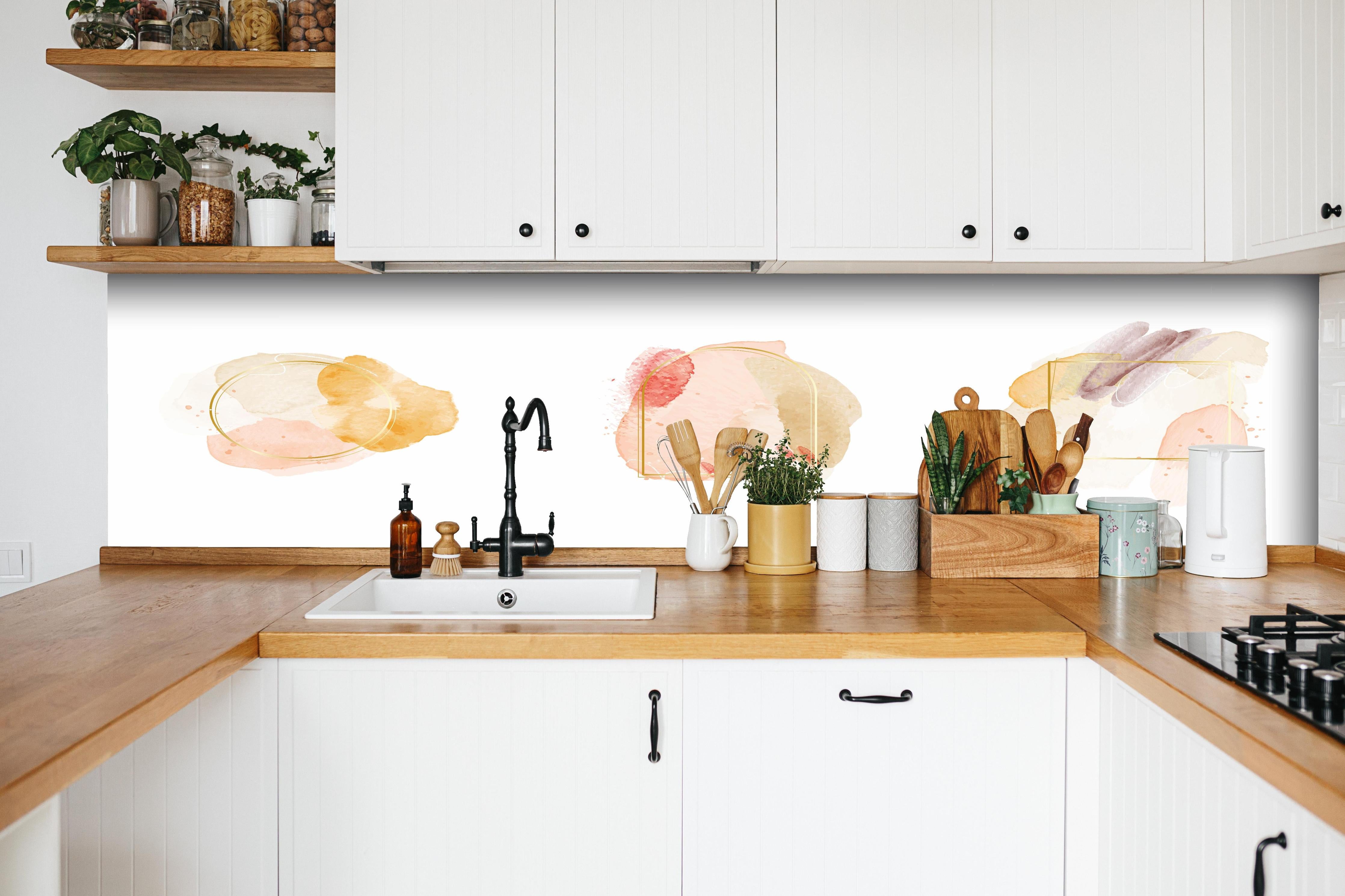 Küche - Set aus Pastell Aquarell Flecken Kunst hinter weißen Hochglanz-Küchenregalen und schwarzem Wasserhahn