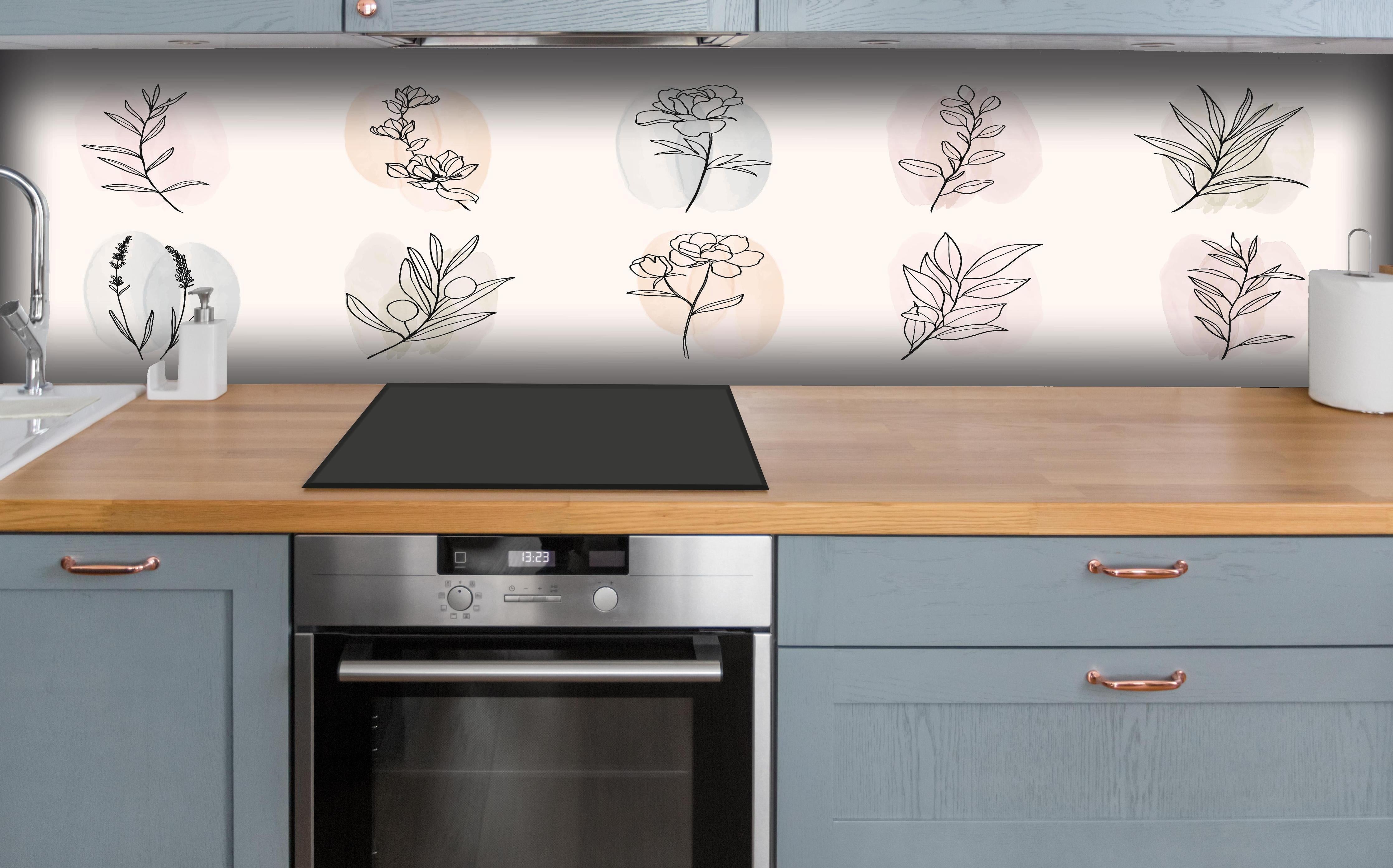 Küche - Set mit Blumenillustrationen in Pastellfarben hinter weißen Hochglanz-Küchenregalen und schwarzem Wasserhahn