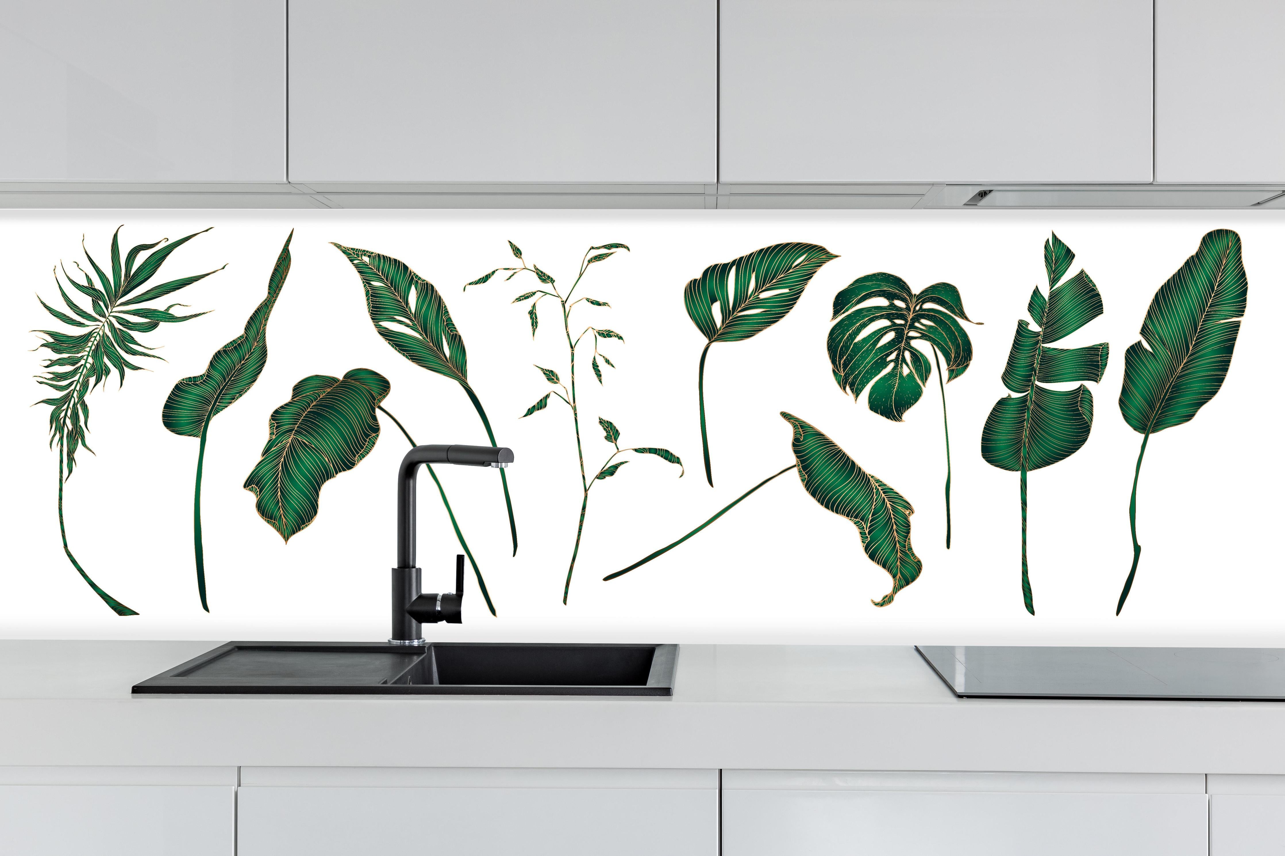 Küche - Set von tropischen Pflanzen Illustrationen hinter weißen Hochglanz-Küchenregalen und schwarzem Wasserhahn