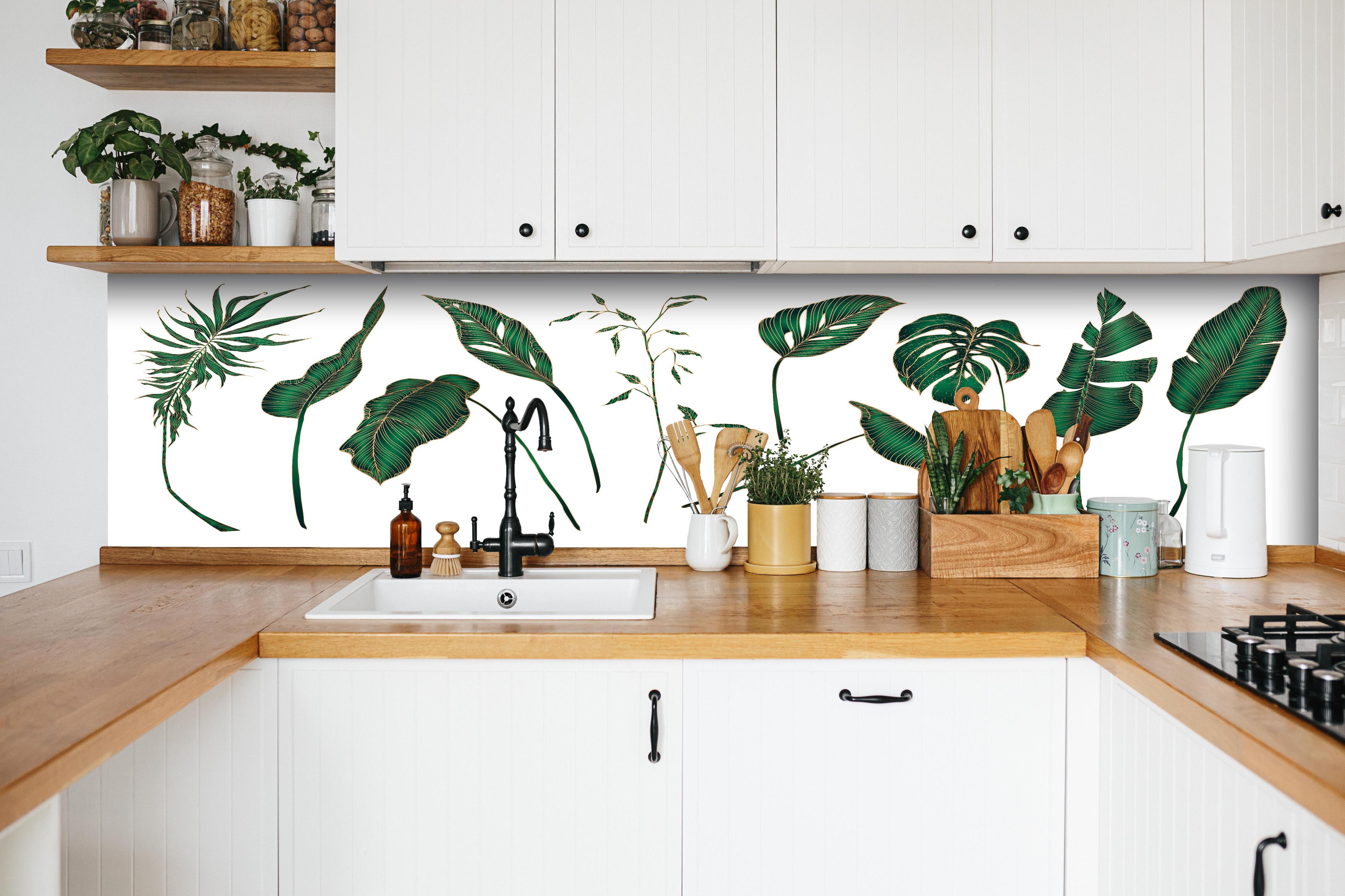 Küche - Set von tropischen Pflanzen Illustrationen hinter weißen Hochglanz-Küchenregalen und schwarzem Wasserhahn