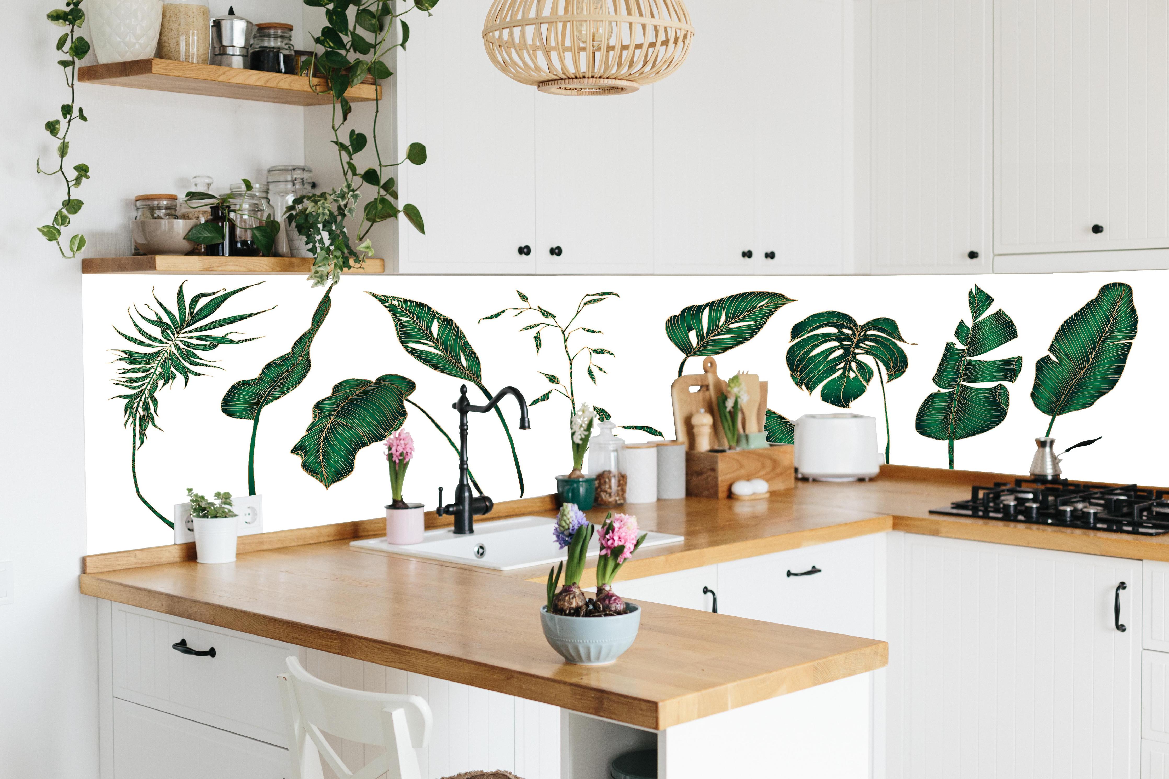 Küche - Set von tropischen Pflanzen Illustrationen hinter weißen Hochglanz-Küchenregalen und schwarzem Wasserhahn